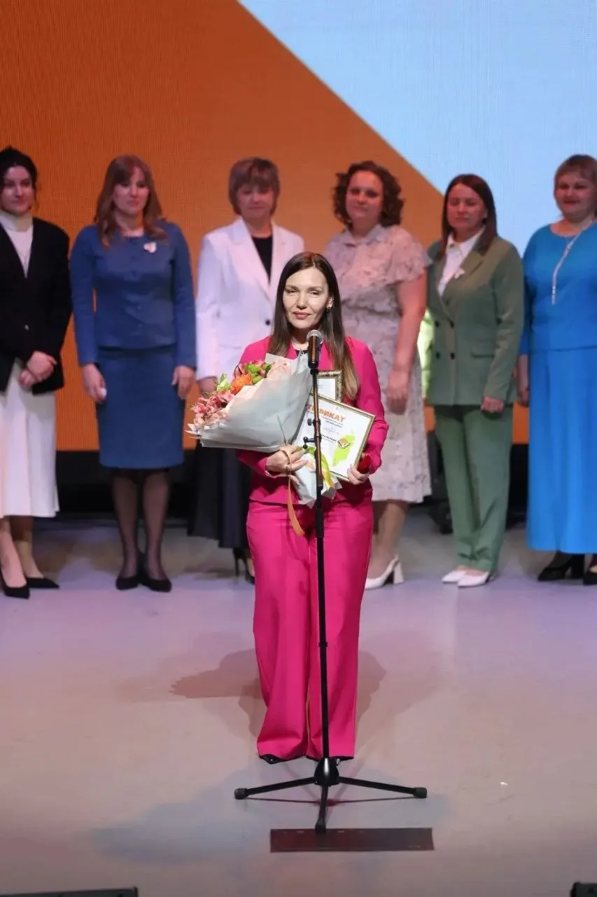 Учителем года в Красноярском крае стала Светлана Бобунова Она преподает химию в гимназии 1 Норильска Золотой значок и сертификат на денежное вознаграждение в размере 700 тысяч рублей ей вручила министр образования Красноярского края Татьяна Гридасова Светлана Бобунова представит Красноярский край в финале Всероссийского конкурса Учитель года Больше оперативной информации в МАХ
