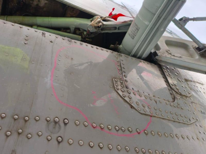 Экипаж попавшего под уголовное дело Як 40 на Камчатке скрыл посадку с козлением Попавший под уголовное дело Як 40 шесть раз отскочил от полосы на Камчатке но пилоты скрыли грубую посадку с прогрессирующим козлом передает агентство КАМЧАТКА ИНФОРМ со ссылкой на телеграм канал Авиаторщина Как установила комиссия Росавиации лётный экипаж Камчатского авиапредприятия КАП при посадке на аэродроме в Тигиле 1 сентября сумел приземлить ветерана небес Як 40 RA 87988 только с седьмого раза допустив прогрессирующее козление с шестью отскоками от взлётно посадочной полосы Визуальный заход и посадку осуществлял 56 летний КВС стажёр Владимир К функции контролирующего пилота выполнял КВС инструктор 54 летний Николай Ш На этапе выравнивания боковым двигателям был установлен режим работы Малый газ na 59 22 Читать на сайте