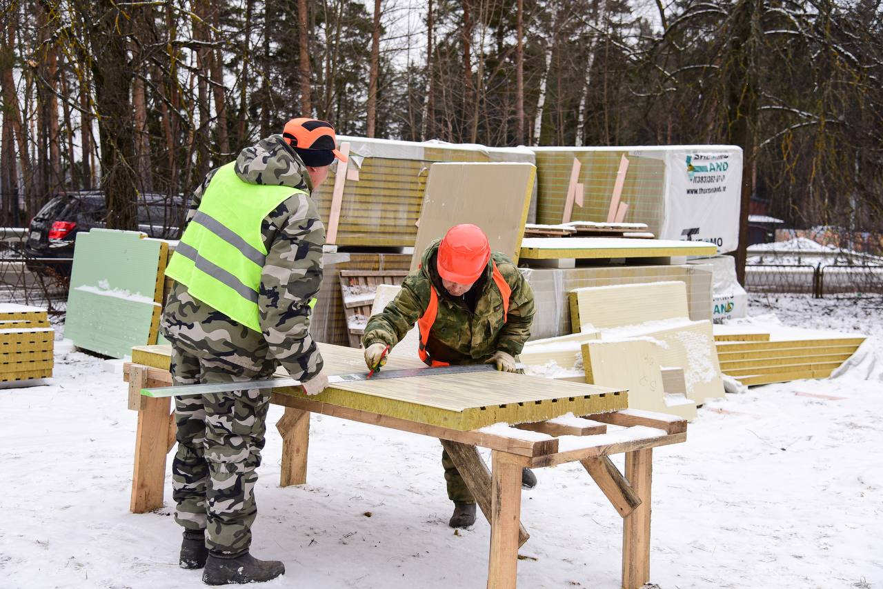 В городском округе Мытищи продолжаются еженедельные выездные проверки капитального ремонта многоквартирных домов.    В поселке Пансионат Клязьминское водохранилище представители администрации, управляющей компании, Фонда капитального ремонта Московской области, активные жители проверили выполнение работ на Сорокинском шоссе в домах № 11В и № 13В.   В многоквартирных домах ведутся ремонт и утепление фасадов. Выполнить работы по утеплению планируется до конца апреля текущего года.   Помимо этого, в летний период будет проведена замена системы холодного и горячего водоснабжения с установкой общедомовых приборов учета, канализации и центрального отопления.   В полном объеме капитальный ремонт планируется завершить до конца года.   #Мытищи #капитальныйремонт #МКД  #НашиМытищи