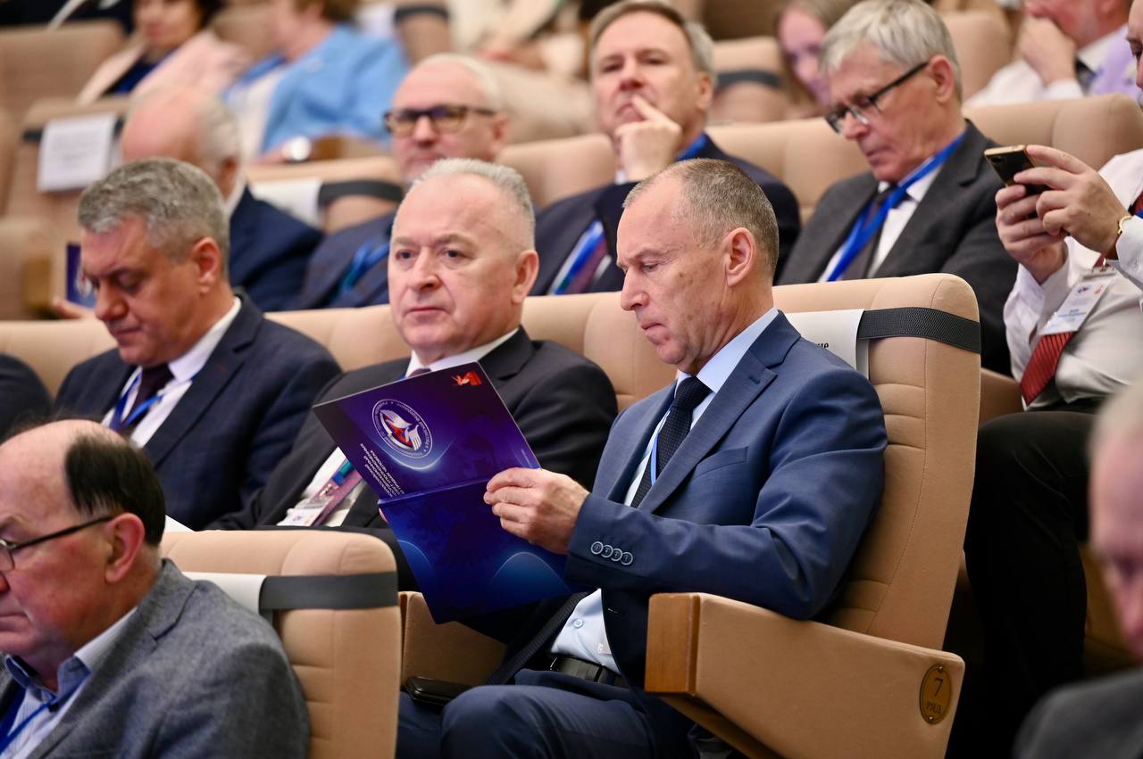 Екатеринбург принимает Всероссийский координационный совет уполномоченных по правам человека. Поприветствовал Татьяну Николаевну Москалькову и омбудсменов со всей страны. Защита прав человека и улучшение условий жизни людей — приоритет для власти. Среди актуальных задач, которые стоят перед нами — поддержка участников и ветеранов СВО, а также семей военнослужащих. На совете отметил значимость проекта «Управленческие кадры Урала», напрямую направленного на адаптацию бойцов. В регионе работают около 30 организаций, обеспечивающих медицинскую и социально-психологическую помощь, в первую очередь это Свердловский госпиталь для ветеранов войн. Желаю всем участникам совета продуктивной работы и новых решений для защиты наших граждан, особенно тех, кто возвращается из зоны спецоперации.