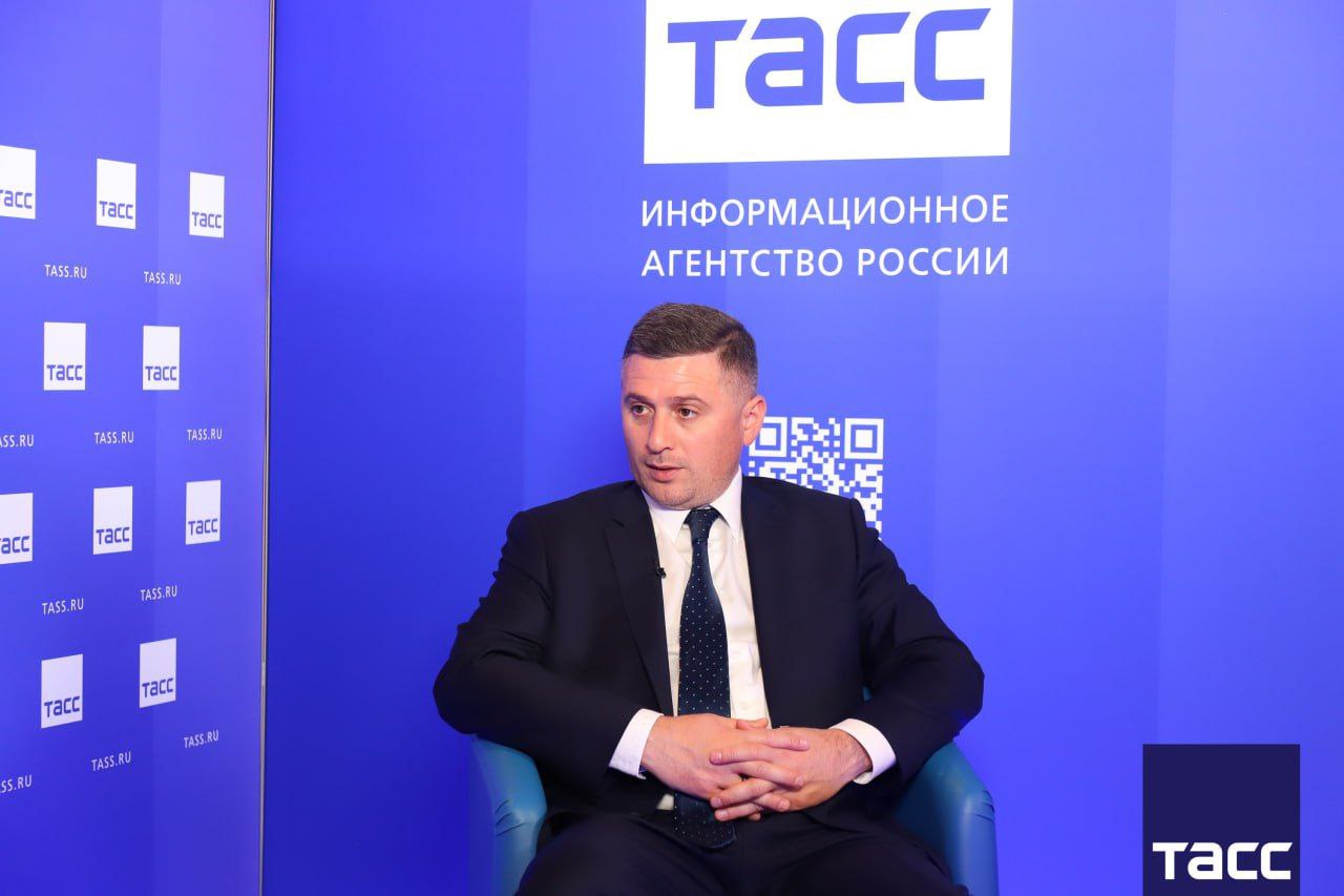 Систему искусственного снегообразования запустят на курорте "Мамисон" в Северной Осетии, это позволит раньше начинать зимний туристический сезон. Об этом в интервью в студии ТАСС на Кавказском инвестиционном форуме сообщил заместитель генерального директора Кавказ.РФ Владимир Лапухин.  Фото: Данил Киселев/ТАСС