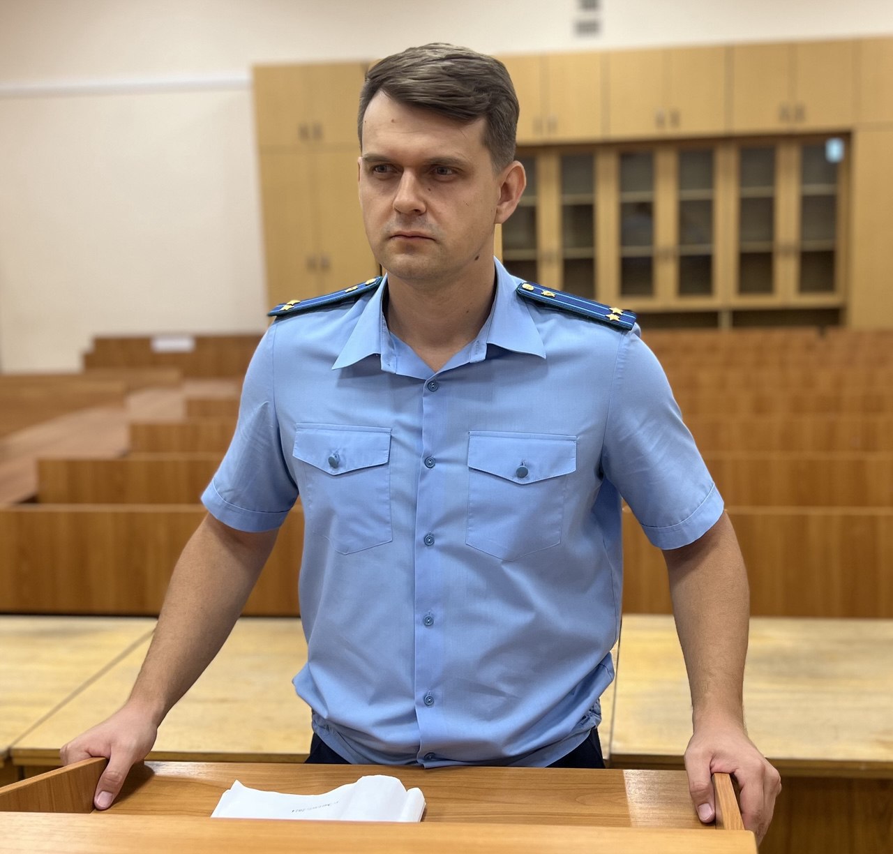 Заместитель прокурора города Энгельса Никита Вальков поддержал в суде государственное обвинение по уголовному делу в отношении 40-летнего местного жителя. Он признан виновным по ч. 4 ст. 159 УК РФ мошенничество . Установлено, что в конце 2017 года мужчина взял у местного предпринимателя более 6 млн рублей под предлогом развития бизнеса по продаже поддержанных автомобилей, пообещав вернуть денежные средства не позднее января 2018 года. После чего, подсудимый, признавая наличие долга, неоднократно просил потерпевшего отсрочить исполнение обязательств, на что последний входя в его положение, соглашался. Однако до декабря 2019 года должник так и не вернул деньги, в связи с чем потерпевший вынужден был обратиться с иском в суд, который удовлетворил его требования. В ходе рассмотрения гражданского дела ответчик обманывал суд, говоря, что все денежные средства он вернул в срок и более ничего не должен, указывая, что расписка, представленная истцом, поддельная. До настоящего времени денежные средства так и не возвращены потерпевшему в полном объеме. Суд с учетом позиции государственного обвинителя назначил виновному наказание в виде 2 лет лишения свободы с отбыванием в исправительной колонии общего режима.