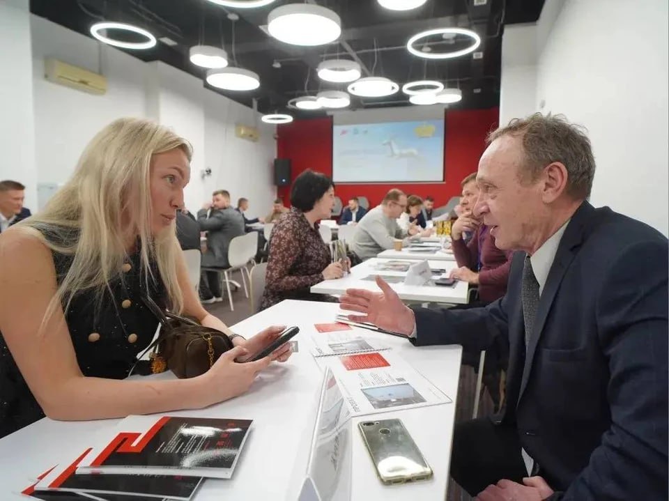 Самарские и иркутские предприятия налаживают кооперационные связи Делегация Самары находится с бизнес миссией в Иркутске Цель мероприятия поиск новых партнеров и расширение рынков сбыта для малого и среднего бизнеса а также укрепление кооперационных связей Проходит оно в рамках нацпроекта Эффективная и конкурентная экономика В состав самарской делегации вошли 11 компаний В их числе производители котельного оборудования масел и смазок представители машиностроительного сектора разработчики комплексных решений для энергетики и промышленности а также предприятия специализирующиеся на благоустройстве территорий и др Подробнее в нашем материале Подпишись на truekpru63 Мы в MAX