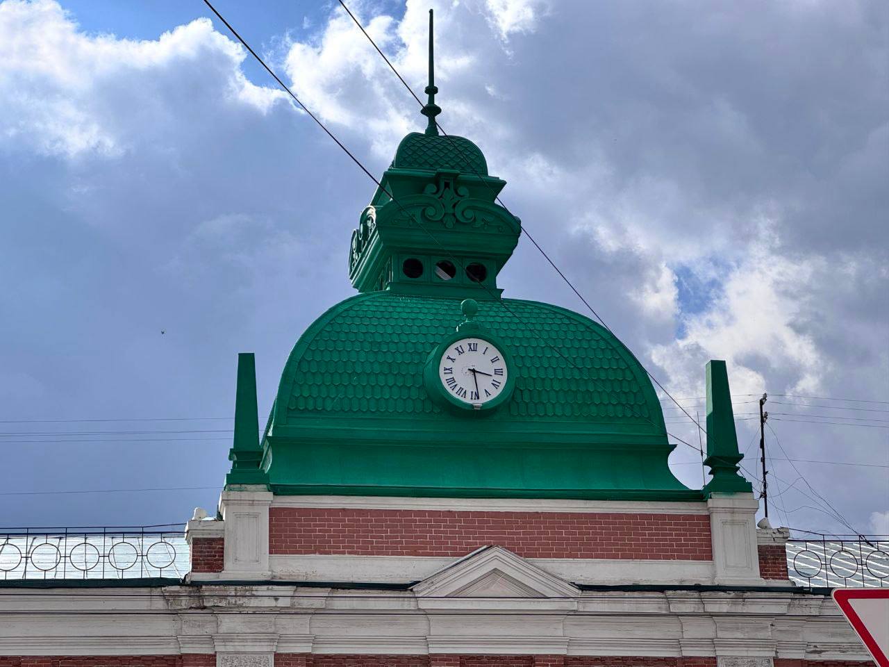 Ремонт башни с часами на Любинском завершён Реставрация центрального купола бывших Московских торговых рядов на ул Ленина 14 полностью завершена Башня построенная в 1911 году получила обновление заменили кровлю из оцинкованной стали восстановили металлическую обшивку отреставрировали шпиль и обелиски Деревянные элементы обработали огнезащитными составами и укрепили хомутами Подписаться Прислать новость
