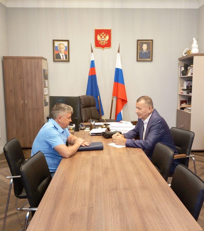 Проведена рабочая встреча между Юго-Западной трудинспекцией и Прокуратурой Херсонской области  5 августа 2025 года Врио руководителя Юго-Западной межрегиональной территориальной государственной инспекции труда Адамом Эльмурзаевым проведена рабочая встреча с Прокурором Херсонской области Петровым Андреем Юрьевичем.  В ходе конструктивного диалога были затронуты наиболее острые вопросы, касающиеся задержек в выплате заработной платы на предприятиях всех форм собственности.  Стороны детально проанализировали существующие механизмы защиты трудовых прав граждан, выявив их сильные и слабые стороны. Была подчеркнута необходимость повышения эффективности контрольных мероприятий, направленных на предотвращение нарушений трудового законодательства.  Представители обеих сторон выразили намерение усилить взаимодействие между различными ведомствами и общественными организациями, чтобы оперативно реагировать на обращения граждан и обеспечивать своевременное восстановление их прав.