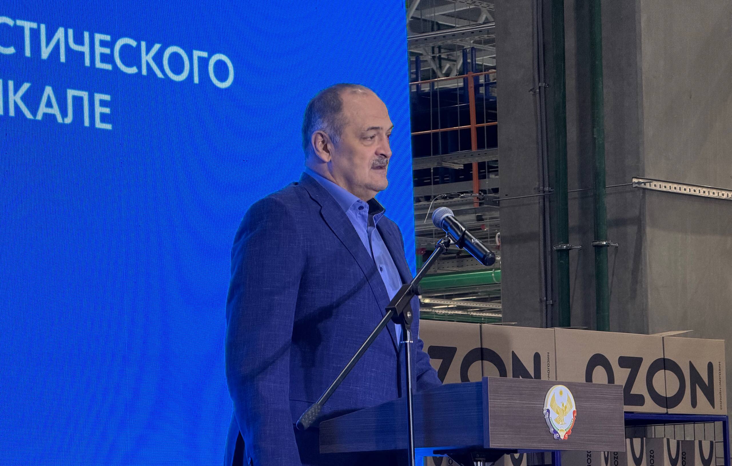 Первую очередь крупнейшего на Кавказе склада OZON запустили в Дагестане После запуска всех очередей его площадь достигнет 125 тысяч квадратных метров по полу а площадь первой очереди 55 тысяч кв м Общие инвестиции в проект более 14 млрд рублей Инвестиции застройщика составили 9 6 млрд рублей а собственные инвестиции маркетплейса в оборудование и IT инфраструктуру 4 5 млрд рублей Со своей стороны республика обеспечила новый объект всей необходимой инфраструктурой Отметим что весь процесс сортировки и распределения товаров на складе практически полностью автоматизирован После выхода на полную мощность он будет ежедневно обрабатывать до 900 тысяч заказов и размещать до 30 млн товаров В планах у инвестора уже в 2026 году завершить строительство складов класса А Глава РД Сергей Меликов отметил важность запуска этого центра Для нас это важно потому что любая покупка в таком формате это способ безналичной оплаты что является одной из важных мер по повышению налоговой базы региона Очень важно и то что этот проект позволит значительно развивать интернет торговлю в республике На площадке маркетплейса могут найти и найдут место товары наших производителей будут сокращены логистические цепочки отметил Глава республики добавив что в рамках работы на площадке центра жители республики получают возможность строить карьеру Сам центр по словам Сергея Меликова расположен на площадке индустриального парка удобно разместившись вблизи федеральных транспортных артерий и идеально вписываясь в Международный транспортный коридор Север Юг Согласно заключенному в рамках Петербургского международного экономического форума соглашению между республикой и инвестором запуск центра позволил создать более 1 5 тысяч новых рабочих мест в регионе Сегодня с Ozon развивают свой бизнес более 3 тысяч предпринимателей из Дагестана По итогам 9 месяцев 2025 года в Дагестане почти 350 тысяч клиентов компании В республике работают два сортировочных центра компании Новый объект стал частью масштабной логистической инфраструктуры Ozon Фото РИА Дагестан Рустам Каниев