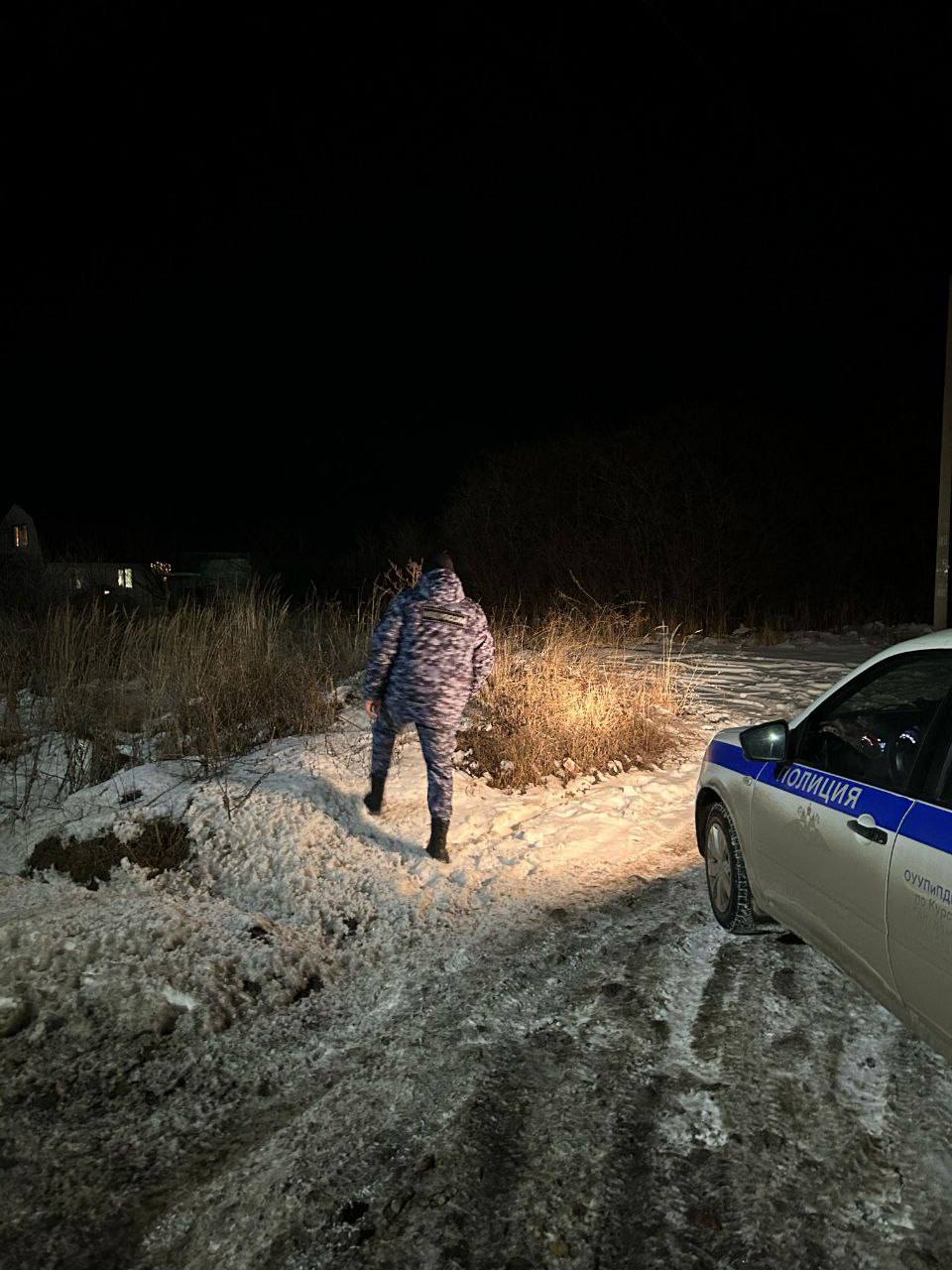 В Курском районе сотрудники полиции нашли потерявшегося жителя д.Николаевка  Мужчина возвращался домой. По дороге ему стало плохо, он упал и не смог идти дальше. У него хватило сил сделать один звонок соседям и рассказать о случившемся. Соседи обратились в полицию.  Личный состав ОМВД России по Курскому району был незамедлительно поднят по тревоге и направлен на поиски пропавшего.   Медлить было нельзя, мужчина находился в беспомощном состоянии и мог замерзнуть. К мероприятиям присоединились местные жители.   При обходе территории вблизи с населенным пунктом служебная собака по кличке Граф взяла след и привела своего наставника - инспектора-кинолога младшего лейтенанта полиции Артема Сливченко к потерявшемуся мужчине. Он лежал в снегу в поле и не мог двигаться.   Его незамедлительно госпитализировали в лечебное учреждение.  Полиция благодарит граждан вовремя обратившихся в полицию и оказавших помощь в поисках. Благодаря их активной гражданской позиции мужчину удалось вовремя отыскать и оказать ему помощь.