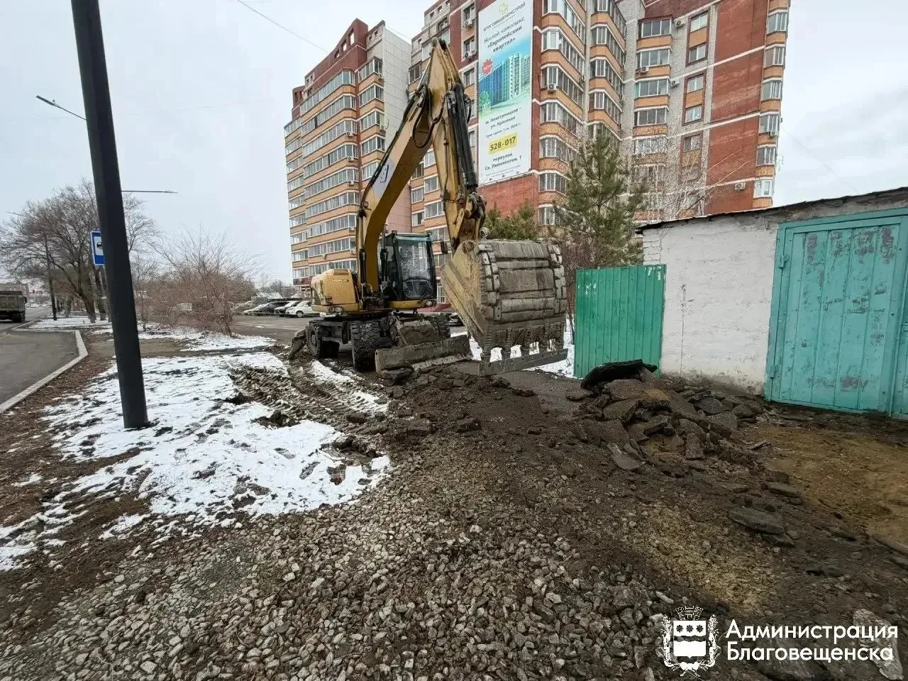 В Благовещенске приступили к модернизации пешеходной сети В Благовещенске продолжается комплексное благоустройство пешеходной сети Тротуары обустраивают как по президентскому нацпроекту Инфраструктура для жизни так и по точечным заявкам от горожан рассказали в городской администрации В этом году работы пройдут на нескольких участках на Кузнечной от дома 86 до Октябрьской четная сторона на Октябрьской от Театральной до Кузнечной нечетная сторона на Артиллерийской от дома 79 до дома 87 нечетная сторона на Артиллерийской от дома 87 до дома 93 нечетная сторона на Лазо в районе Ленина 40 там установят новый автобусный павильон и для этого обновят покрытие Как сообщал Порт Амур эти участки вошли в четыре индивидуальных маршрута для людей с инвалидностью передвигающихся на колясках Работы на них планируют завершить не позднее 12 мая Дорожники начали с ремонта Октябрьской и Кузнечной Когда мы говорим о развитии улично дорожной сети в Благовещенске особенно важно учитывать обращения маломобильных горожан Запрос на удобные и безопасные тротуары один из самых частых на моих личных приемах встречах с жителями округа Важно что синхронизированы с созданием доступной среды таким образом улицы города будут удобными для каждого жителя подчеркнул депутат Благовещенской городской Думы Аркадий Мальцев Кроме этого пешеходную сеть обновят на Мухина от Пролетарской до железнодорожного переезда Эта территория преображается комплексно в прошлом году здесь заменили подземные коммуникации и обновили проезжую часть по нацпроекту Инфраструктура для жизни По контракту работы здесь завершатся к 31 августа 2027 года В планах на ближайшие два года отремонтировать еще несколько участков Это тротуары на Октябрьской Амурской Красноармейской Загородной Пионерской Студенческой Нагорной и других В мэрии отметили что перечень будет дополняться с учетом обращений жителей города анализа пешеходной сети и по мере выделения финансирования