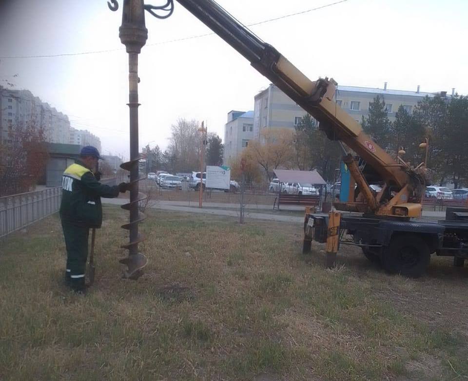 В сквере на улице Зелёной в Благовещенске готовят посадочные места для новых растений  В этом году осенняя посадка растительности стартовала 15 сентября и продлится вплоть до конца октября. Так, в сквере на улице Зелёной готовят посадочные места для новых растений. Также сотрудники ГСТК уберут стебли сухих цветов в сквере за зданием правительства и проведут санитарную обрезку деревьев на Театральной между Октябрьской и Красноармейской.   Что еще в планах у коммунальщиков, читайте здесь.