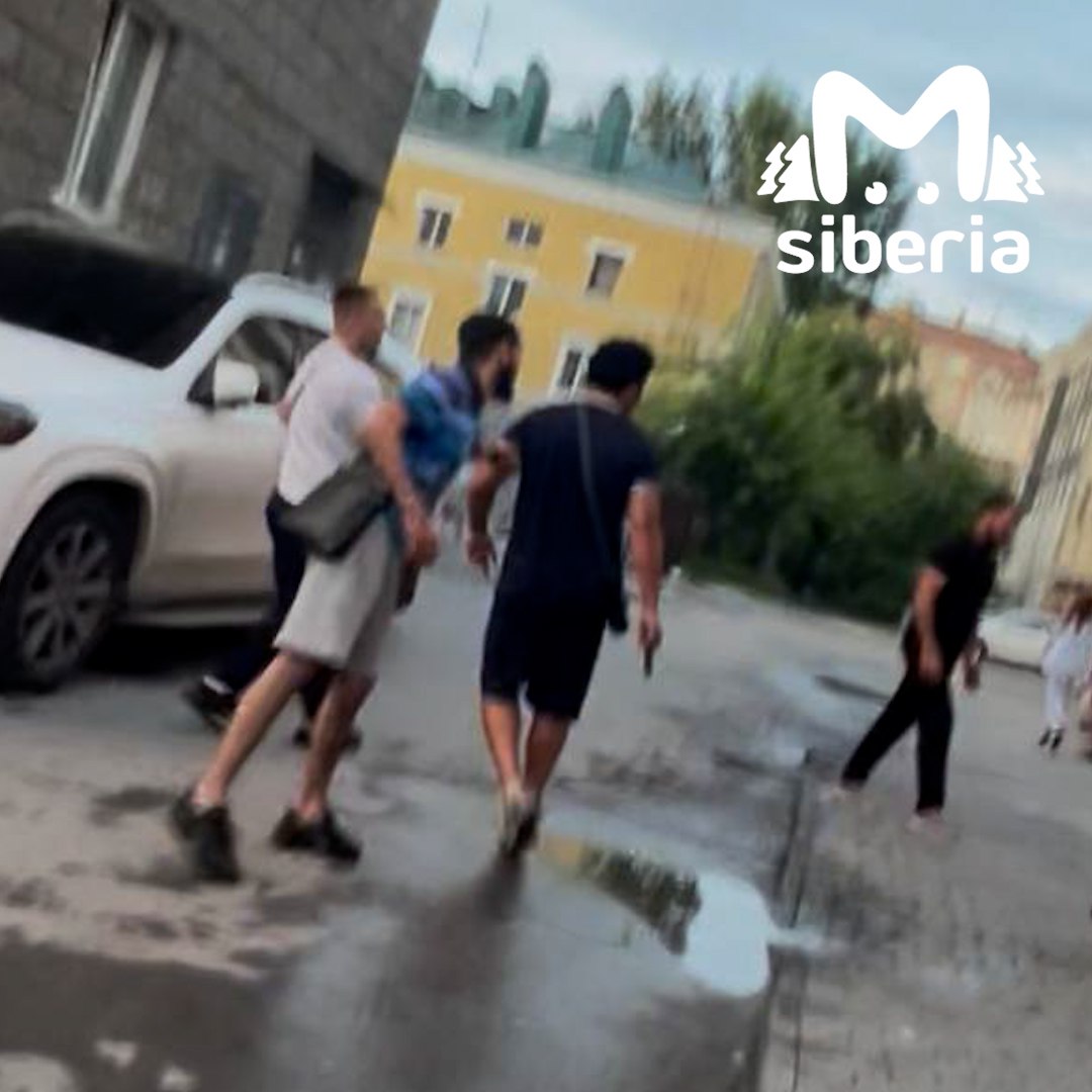 Драка с оружием случилась на выходе из новосибирского "Небара". По словам девушек, которые в этот момент ждали такси, толпа парней кидалась на окружающих, кто-то был с оружием. Нескольких участников потасовки сильно избили. Возможно, кого-то ранили. Один из агрессоров вырвал телефон из рук девушки — подумал, что его снимают. Гаджет разбился, но даже после этого случайных зрительниц оскорбляли и угрожали расправой, если они не удалят видео.