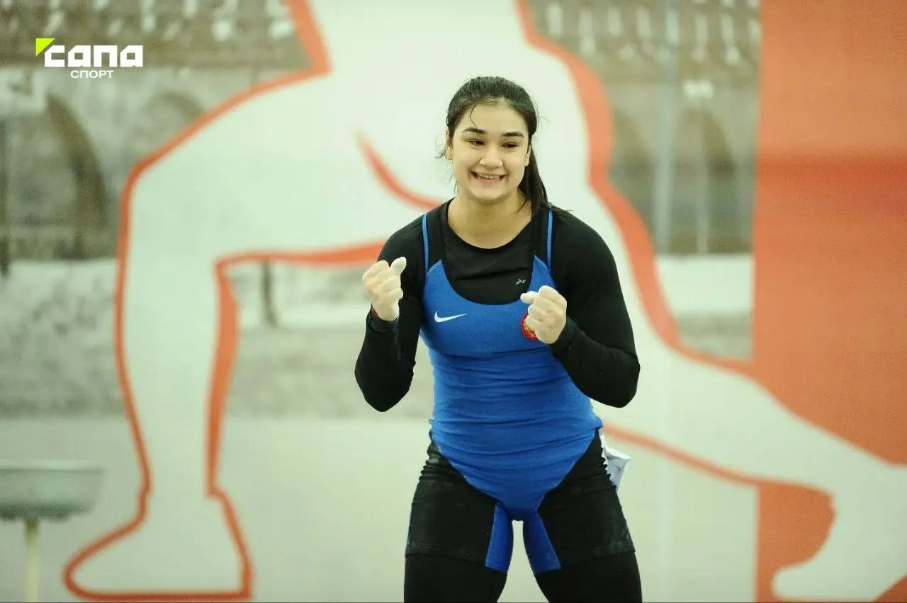Зарина Гусалова второй год подряд серебряная призерка чемпионата Европы В весовой категории до 69 кг 21 летняя уроженка Северной Осетии показала результат 232 кг по сумме двоеборья 105 кг в рывке и 127 кг в толчке В каждом из упражнений она становилась третьей но итоговая сумма позволила занять второе место Победу в соревнованиях одержала белорусская спортсменка Сюзанна Володько 237 кг третьей стала немка Лиза Швайцер 231 кг   Гусалова стала серебряным призером чемпионата Европы второй год подряд в 2025 году она также заняла второе место на турнире в Кишиневе Российские спортсмены выступают на соревнованиях в нейтральном статусе Подписывайтесь на Сапа Спорт