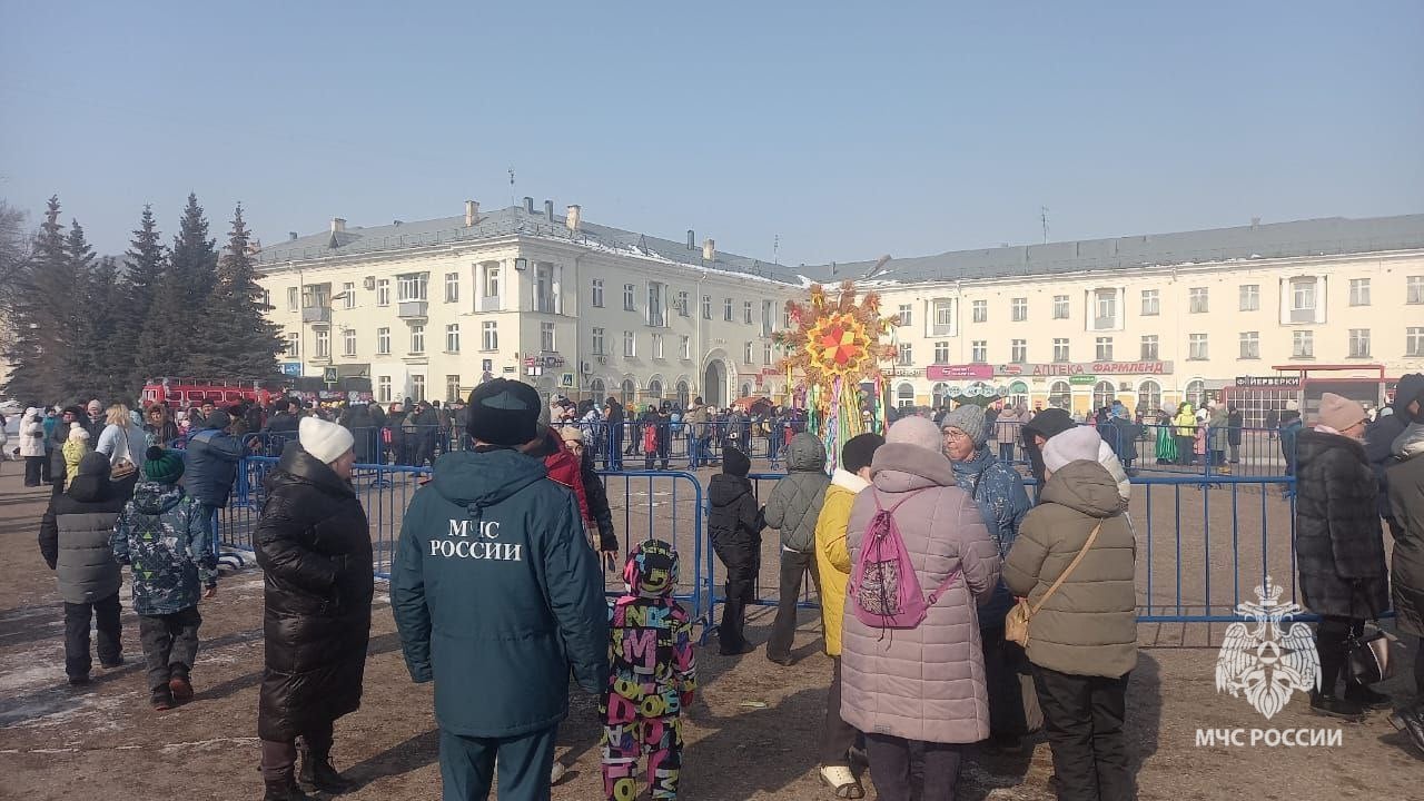 На территории Республики Башкортостан прошли масленичные гуляния    Пожарную безопасность мероприятий обеспечивали 135 сотрудников МЧС России, из них 56 сотрудников пожарно надзора. Было задействовано 118 открытых площадок.  Заблаговременно был проведен ряд профилактических мероприятий: осмотрены места сжигания чучела Масленицы, организованы соответствующие инструктажи на противопожарную тематику, проведены практические тренировки по эвакуации людей. В случае возникновения пожара, проверены наличие и работоспособность первичных средств пожаротушения, пути подъезда пожарной техники, организовано дежурство во время самого праздника. Главное управление МЧС России по Республике Башкортостан функционировало в режиме «Повышенной готовности».     Праздничные мероприятия прошли без происшествий. Организаторы поблагодарили сотрудников МЧС России за оказанную помощь в проведении праздника!