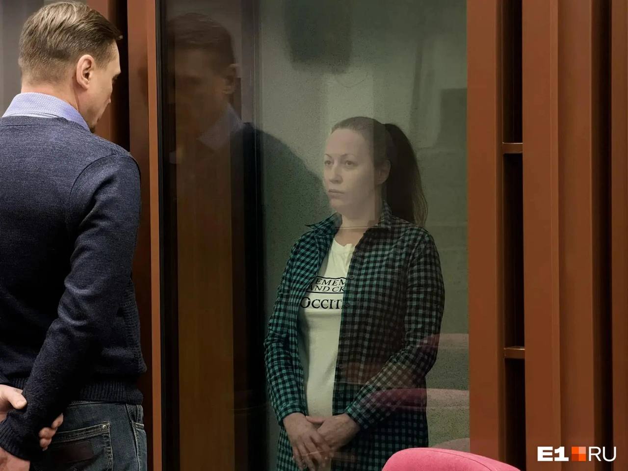 В Екатеринбурге начали судить мать обвиняемую в убийстве трехлетнего сына По версии следствия Наталья Гусева систематически и избивала ребенка Смертельной стала расправа после того как мальчик вернулся из больницы где проходил лечение после предыдущих побоев Женщина обвиняется в убийстве сына с особой жестокостью умышленном причинении вреда его здоровью и ненадлежащем исполнение обязанностей по воспитанию Вину она не признает Анастасия Якупова E1