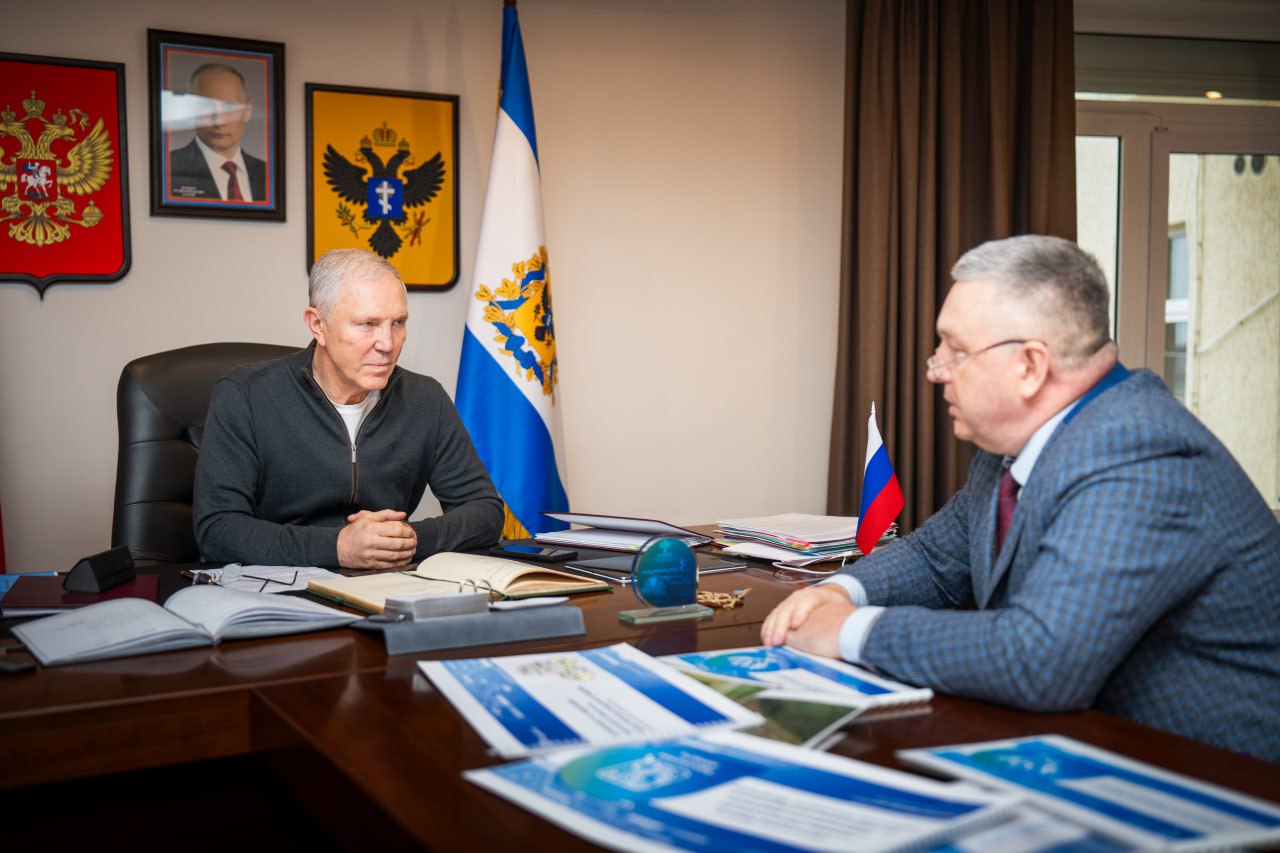 В Херсонской области подвели итоги работы Росреестра за 2025 год По информации Губернатора Херсонской области Владимира Сальдо совместно с руководителем Управления Росреестра по Херсонской области Василием Романовым были подведены итоги работы за 2025 год В течение года жители и бизнес региона подали более 340 тысяч заявлений на оказание государственных услуг по учёту и регистрации За три года эта цифра приблизилась к полумиллиону Основная часть заявлений поступает через МФЦ при этом эффективно работают и цифровые каналы В сфере федеральной и региональной собственности зарегистрировано 37 тысяч объектов Также была проведена масштабная работа по вопросам земли и недвижимости В целом система регистрации и учёта действует эффективно и людям удобно ею пользоваться отметил Владимир Сальдо На 2026 год в приоритетах стоит завершение инвентаризации земель и вовлечение сельскохозяйственных угодий в оборот что является основой устойчивого социально экономического развития Херсонской области Подписывайтесь на официальные паблики Представительства в социальных сетях   Сайт ВК ОК Официальное Представительство Херсонской области в Республике Крым of predstav