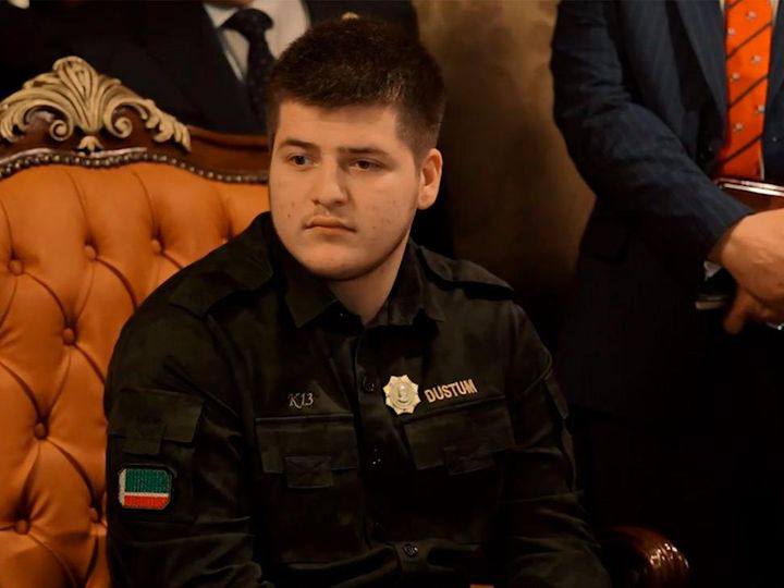  Адам Кадыров стал секретарем Совета безопасности Чечни. Так теперь его называют местные СМИ 17-летний сын главы Чечни Рамзана Кадырова Адам, видимо, получил еще один официальный статус. В последних сообщениях провластных местных СМИ его называют «секретарем Совбеза Чечни». Так, «секретарем Совета безопасности Чеченской Республики» Адама Кадырова называют в официальном Telegram-канале Совбеза. Этот пост дословно перепечатали госагентства «Грозный-Информ» и «Чечня сегодня». Официально о том, что сын главы Чечни получил эту должность, не сообщалось. На сайте Совбеза по-прежнему секретарем указан Хамзат Кадыров. Для Кадырова-младшего это будет уже третья высокая должность. В конце марта этого года он стал куратором МВД Чечни, с 2023-го Адам Кадыров занимал пост начальника отдела обеспечения безопасности главы Чечни. Подписаться Прислать новость