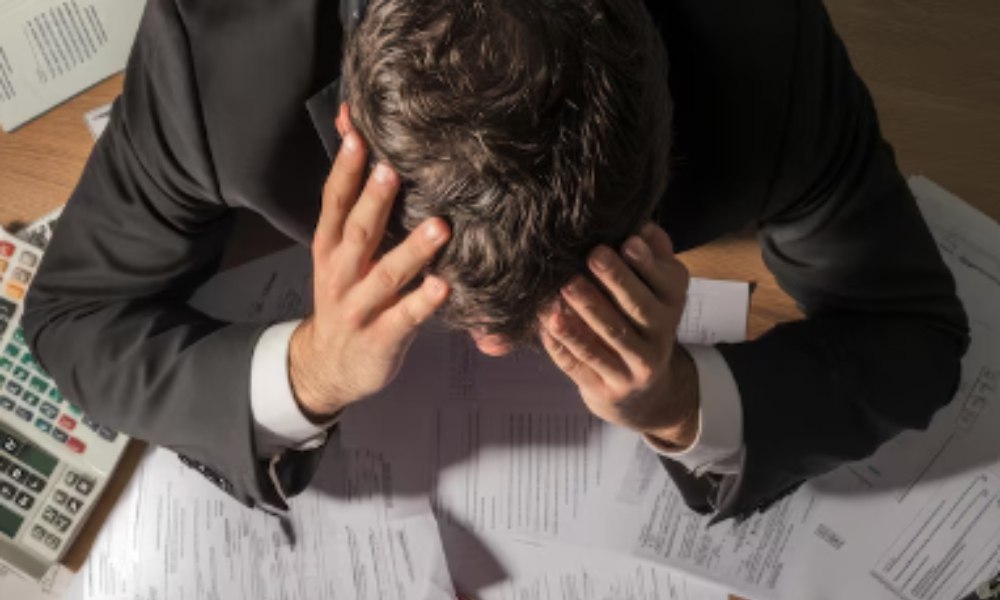 Штраф за нарушения в сфере гостайны получил министр энергетики Ставрополья Министра энергетики промышленности и связи Ставропольского края оштрафовали за нарушение требований законодательства РФ по защите государственной тайны Об этом сообщили в УФСБ России по региону В ходе выездной проверки задокументированы факты нарушения министром его первым заместителем и тремя сотрудниками министерства энергетики промышленности и связи Ставрополья требований законодательства РФ по защите сведений составляющих гостайну отметили в УФСБ Отмечается что нарушения касаются организации работы режимно секретного подразделения и ведения секретного делопроизводства Южная служба новостей