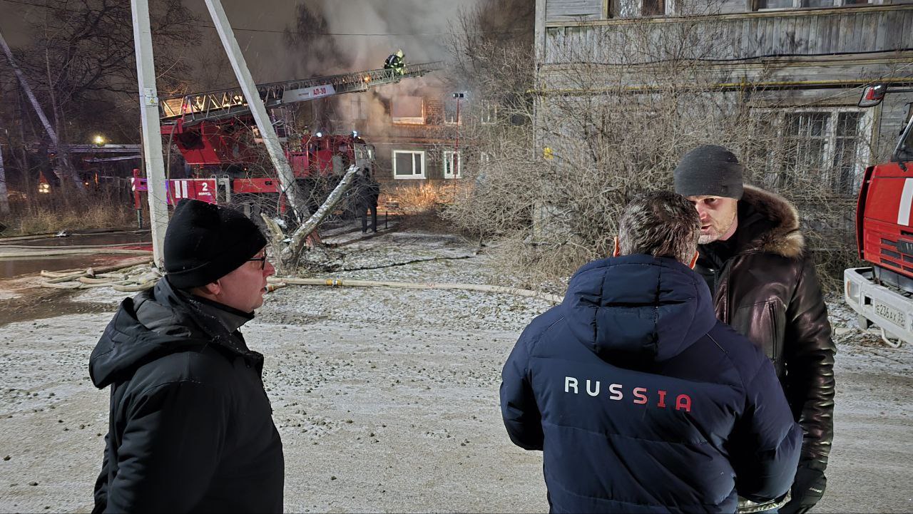 Фото с места ЧП в Вологде на ул.  Молодежной, где произошел пожар в многоквартирном доме.  Необходимо решить вопрос с расселением 20 погорельцев, а также помочь людям: обеспечить всем необходимым и помочь восстановить документы.  Губернатор Георгий Филимонов проводит на месте происшествия рабочее совещание по всем этим важным вопросам.