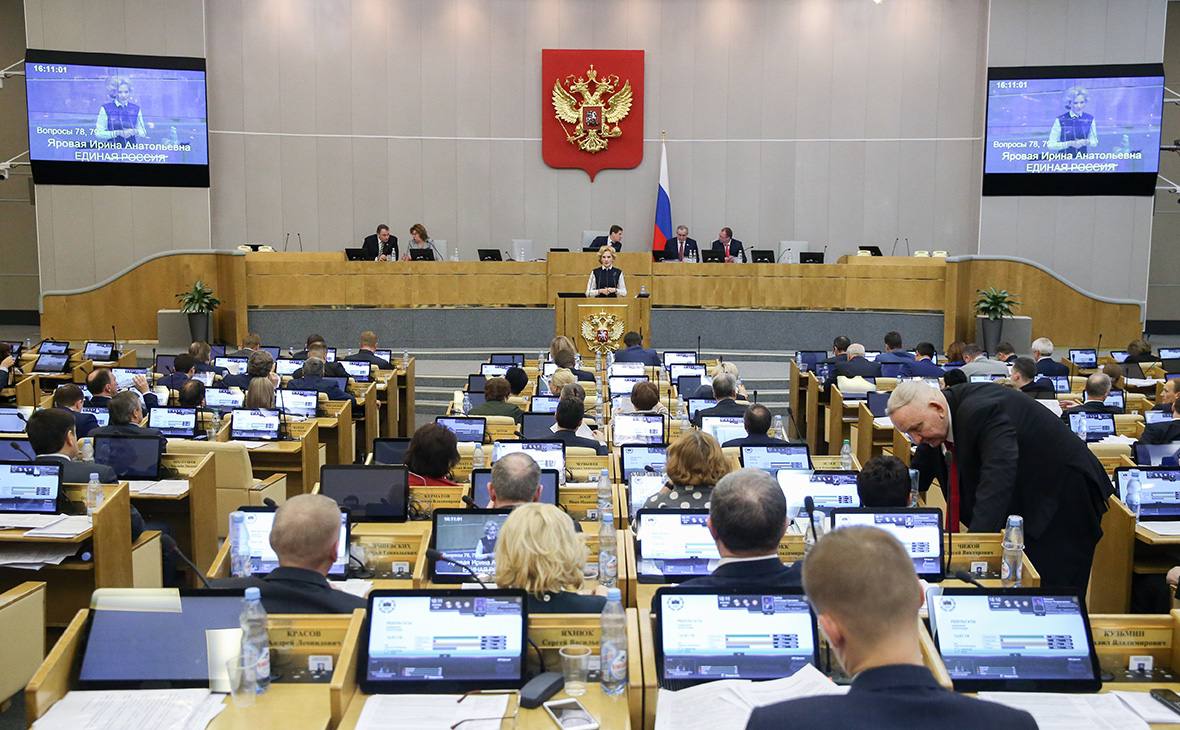 В Госдуме выступили против закрепления термина «прайм-тайм» в рекламе Потому что он неправильно звучит… «Введение англоязычного понятия «прайм-тайм» в правовое поле лично мне представляется неправильным как минимум с точки зрения чистоты русского языка», — отметил депутат от «Единой России» из Петербурга Сергей Боярский. Также на заседании комитета Госдумы по информационной политике не поддержали идею сокращения эфирного времени рекламы букмекерских контор на два часа. Так как это негативно скажется на доходах вещателей и федеральном бюджете.