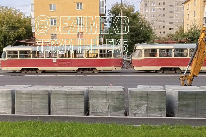 В Екатеринбурге трамвай сошёл с рельсов потому что их случайно закатали под асфальт Утром 27 августа на Уралмаше сошёл с рельсов трамвай 8 Причина произошедшего оказалась неожиданной ночью трамвайные пути внезапно закатали под асфальт рабочие которые делают на участке дорогу Источник E1 RU подтвердил что причиной схода вагона стал уложенный асфальт Сейчас рабочие пытаются экстренно исправить ситуацию и разбить свежее покрытие Официального комментария по сложившейся ситуации пока нет uralweb ru