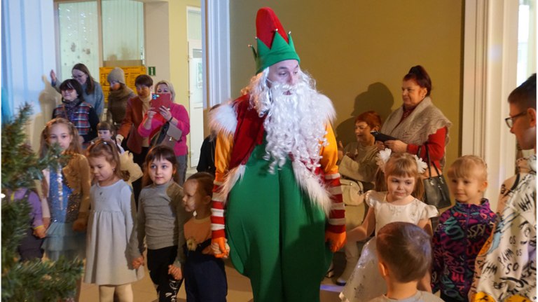 Семьи участников СВО побывали на новогоднем празднике в Брянском театре кукол guberniya tv kultura 324720 Праздничное новогоднее представление для семей участников специальной военной операции организовал Брянский областной театр кукол совместно с администрацией Володарского района Брянска ƃℾ подписаться прислать новость