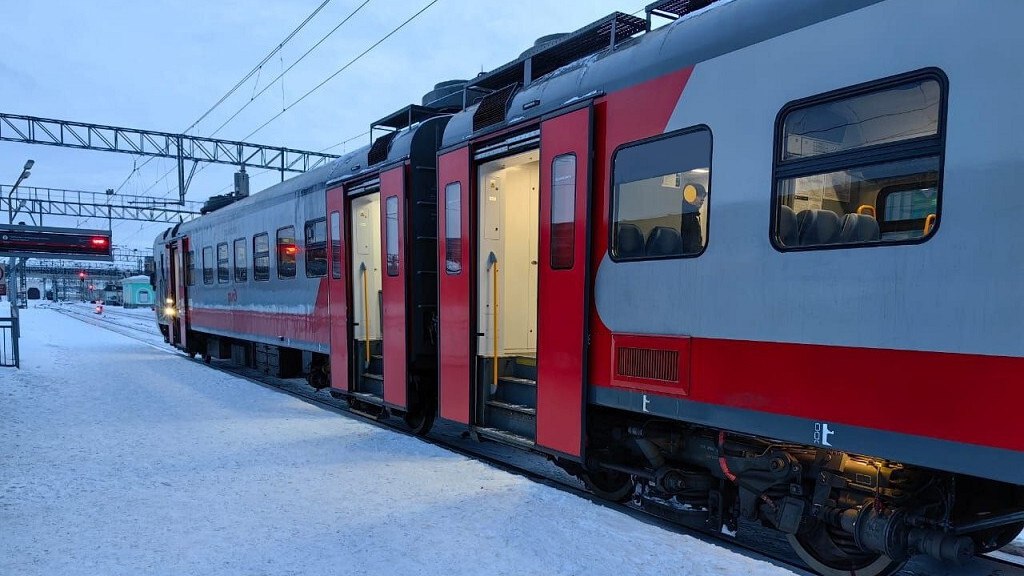 14 декабря пригородные поезда в Алтайском крае стали следовать по зимнему расписанию В связи с этим график движения десяти из них изменился от 4 до 9 минут Представители Западно Сибирской железной дороги напоминают до 31 марта 2026 года на отдельных маршрутах по Заринскому Ребрихинскому Алейскому и Каменскому направлениям отменили дачные остановки Количество составов курсирующих по территории Алтайского края остается прежним Зимой это 39 пар поездов в будни 32 пары в выходные дни летом 43 пары по будним дням 38 пар по выходным Дополнительную информацию можно получить на сайте акционерного общества Алтай Пригород по телефону 7 3852 29 21 68 и в билетных кассах