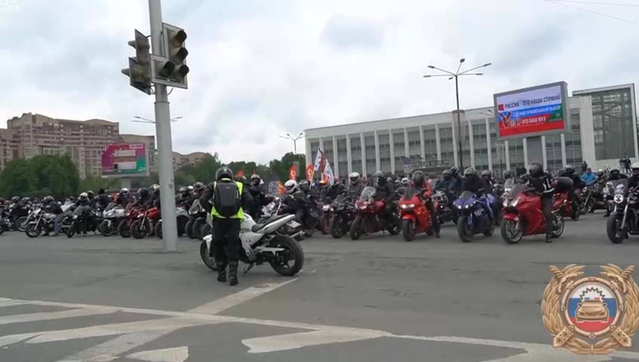 Завтра в Уфе для открытия мотосезона перекроют часть улицы в центре города Мероприятие начнется в 12:00 в парке «Моторостроитель». 300 байкеров выдвинутся в «Арт-Квадрат» в 14:45. Как сообщили в мэрии, уже в 15:00 перекроют улицу Мустая Карима на участке между улицами Чернышевского и Коммунистической. Здесь проезд будет недоступен до 23:00. Отмечается, что в парке «Моторостроитель» пройдут выступления мотоджимхана и конкурсы, а в «Арт-Квадрате» состоится концерт, который завершится в 22:30.
