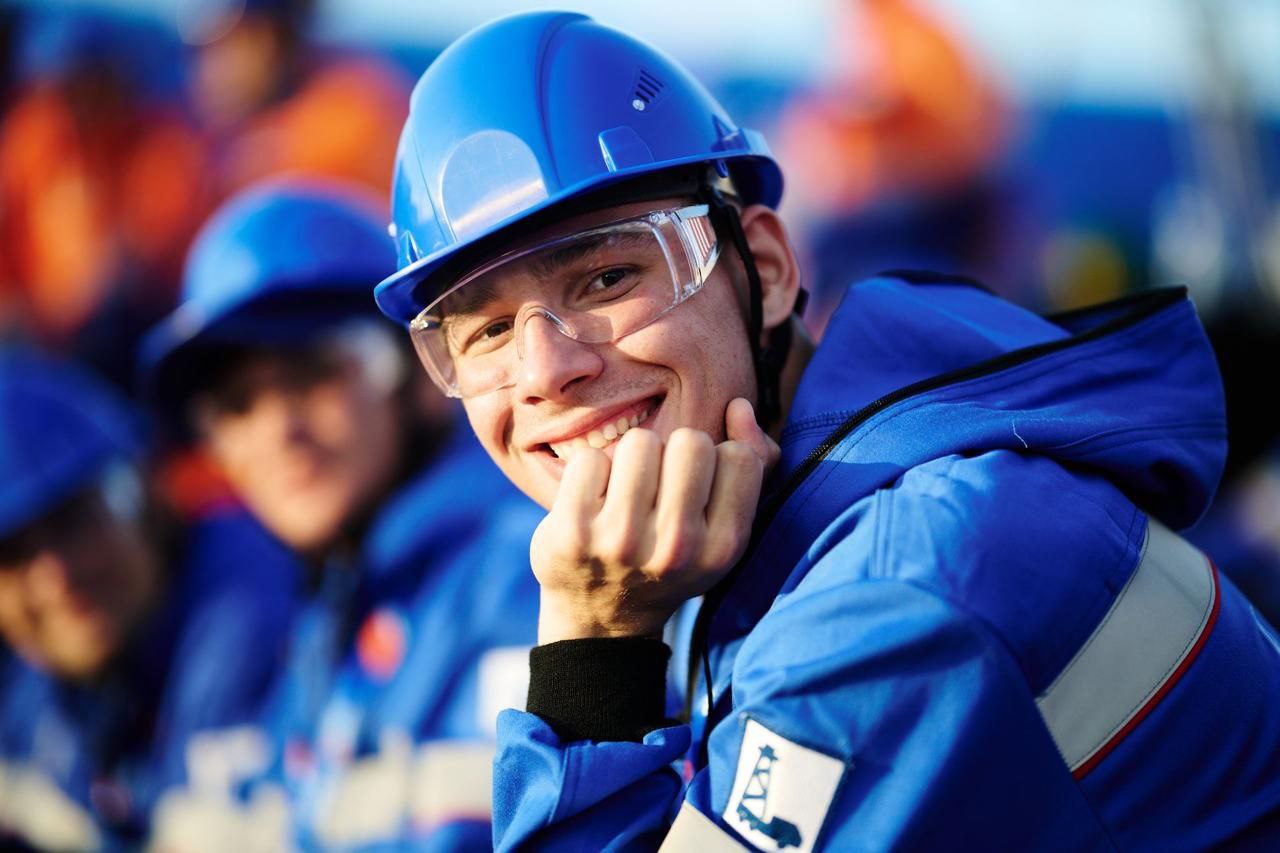 Газпром нефть в лидерах работодателей по версии молодых специалистов Студенты и недавние выпускники вузов включили Газпром нефть в число лучших стартовых работодателей России в промышленной сфере Компания вошла в лидеры рейтинга Best Company Award составленного на основе опроса более 9 тысяч учащихся и молодых специалистов из 47 ведущих вузов страны При выборе работодателя выпускники ориентируется на уровень оплаты проекты дающие реальный опыт и надёжность компании В Газпром нефти работают более 80 тыс человек и каждый третий сотрудник моложе 35 лет Для подготовки кадров выстроена специальная экосистема которая включает сотрудничество с более чем 70 вузами и колледжами Молодым специалистам дают возможность участвовать в амбициозных проектах Такая политика позволяет Газпром нефти не только привлекать таланты но и строить их карьеру внутри компании от первых шагов до ведущих позиций в отрасли На конкурентном рынке где за сильного выпускника сегодня борются и промышленность и ИТ и финсектор такие истории становятся для нефтегаза способом удерживать интерес молодёжи к отрасли которая всё сложнее и технологичнее а поэтому требует все более и более квалифицированные кадры Нефтебаза