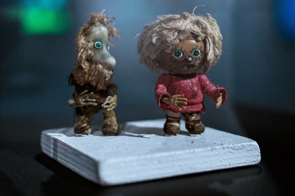 В РПЦ призвали родителей «регулировать» игры детей с домовыми То же касается фантазий на тему Деда Мороза и сказочных фей. Вера в мистических персонажей, сохранившаяся в ходе взросления, — «зелёный свет в психиатрическую больницу». Такое мнение в беседе с радиостанцией «Говорит Москва» выразил руководитель отдела по взаимоотношениям Церкви с обществом и СМИ Иваново-Вознесенской епархии отец Макарий. С одной стороны, домовой — это двоякая неопределённость. Это может быть детской игрой. А с другой стороны, это может быть реальный демонический субъект. Тот же самый Дед Мороз или фея — вроде бы детская игра, а с другой стороны, это всё тёмные силы. Но это должно регулироваться взрослыми, чтобы, когда дети вырастали, они спокойно с ними расставались. Все эти детские глупые игры должны быть такими, чтобы ребёнок вырос из них без вреда для своего сознания. А если в момент взросления взрослые не отложат свои телефоны и не проконтролируют этот процесс, то это зелёный свет в психиатрическую больницу. Ранее протоиерей Михаил Зазвонов заявил о психических расстройствах у тех, кто в детстве кормил домового.