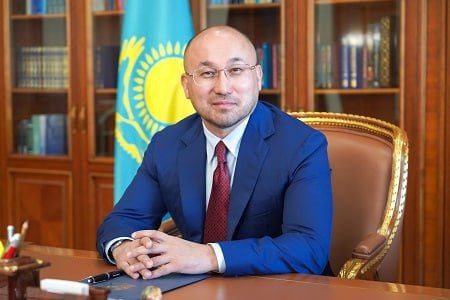 Посол РК в России 95 казахстанцев говорят на русском языке это наша сильная сторона Даурен Абаев заявил что знание русского языка в стране считается преимуществом В Казахстане по моему 95 населения говорят на русском языке и мы считаем что это наша сила знать русский язык Безусловно в приоритете наш государственный язык казахский и его роль с каждым годом растет Но в то же время мы очень рады тому что у нас в стране все знают русский язык потому что это наше преимущество сказал дипломат в интервью ТАСС По его словам в примерно 3 тыс из 7 тыс школ обучение ведется на русском языке а во всех школах его изучение является обязательным
