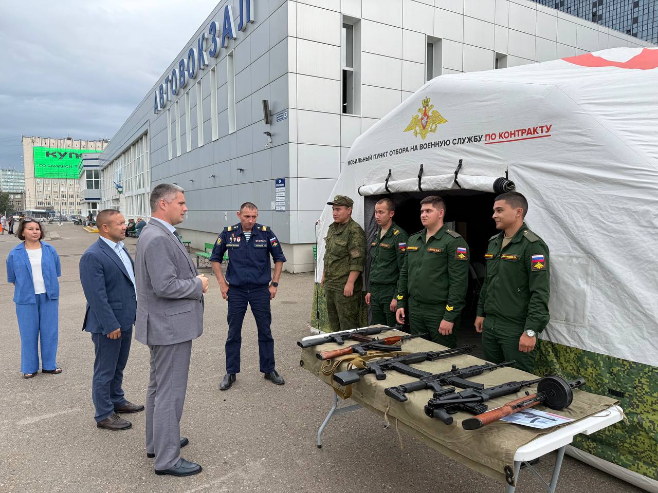 На Южном автовокзале в Уфе открыли мобильный пункт набора на военную службу по контракту.  Удобное расположение для жителей Башкирии и гостей из других регионов.  Здесь можно получить подробную информацию об условиях службы, социальных гарантиях и оформить заявление на контракт.
