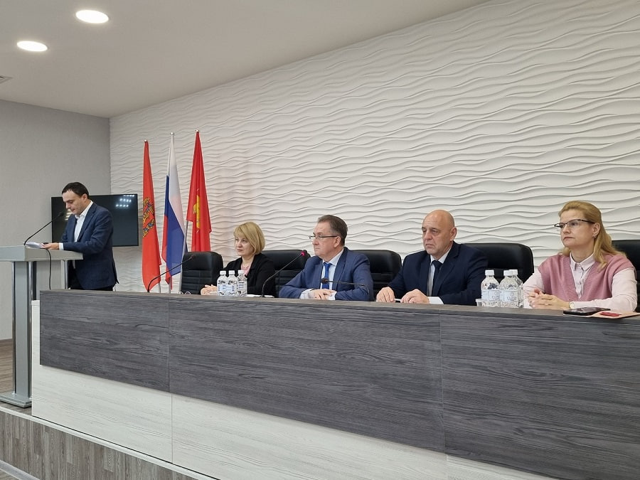 Депутаты Железногорска приняли корректировку бюджета и отставку председателя счетной палаты На сессии в Железногорске руководитель Финансового управления Татьяна Прусова рассказала о планируемом увеличении бюджета на 283 миллиона рублей Городу выделены средства на реконструкцию очистных сооружений поселка Подгорный Работы пройдут в следующем году Также предполагаются средства на реконструкцию захоронений героев Советского союза повышение оплаты труда работникам образования косметический ремонт помещений Молодежного центра Парламентарии также назначили дату публичных слушаний по бюджету на следующий год Документ уже внесен в Совет Депутаты приняли отставку председателя Счетной палаты Совета депутатов Владимира Лифанова Он достиг предельного срока муниципальной службы Под его руководством создавались контрольно счетные органы Совета В этой структуре он проработал 19 лет с четырьмя главами и пятью Советами Владимира Георгиевича наградили почетной грамотой Совета Владимир Лифанов поблагодарил коллег за работу Председателем Счетной палаты в том числе по рекомендации Счетной палаты края назначен бывший аудитор Алексей Панкрац Аудитором стал Павел Кузнецов Подписаться на канал  Читайте нас в MAX