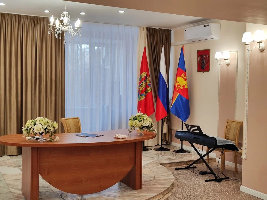 В Красноярске запустили акцию Скажем НЕТ разводам Об этом сообщили в краевом агентстве ЗАГС Цель инициативы сохранение крепких семейных уз и снижение числа разводов в Красноярском крае 14 февраля состоится первый день без разводов В эту дату развестись не получится а для супругов которые переживают тяжелые времена в отношениях будут проводить встречи и консультации которые помогут сохранить семью Оставить обращение   Мы в MAX