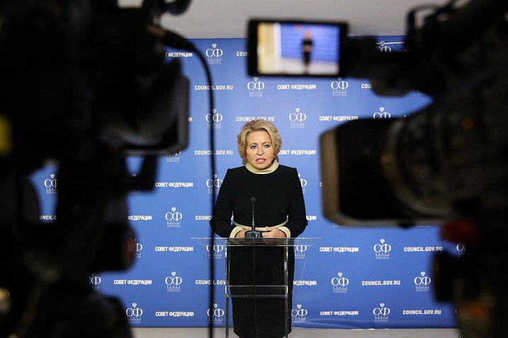 Председатель Совета Федерации Валентина Матвиенко поздравила сотрудников Государственной фельдъегерской службы Российской Федерации с профессиональным праздником и отметила их особую роль в обеспечении государственной безопасности По ее словам на фельдъегерскую службу возложены серьезные задачи по оперативной и надежной доставке корреспонденции и грузов государственной важности а также по обеспечению их сохранности Валентина Матвиенко подчеркнула что работа фельдъегерей требует высокого уровня профессионализма строгой дисциплины и способности принимать ответственные решения в сложных ситуациях Она обратила внимание на то что даже в условиях активного развития современных технических средств передачи информации фельдъегерская связь остается востребованной и незаменимой Глава Совета Федерации отметила что сотрудники Государственной фельдъегерской службы сохраняя верность лучшим традициям старших поколений вносят значимый вклад в защиту национальных интересов и укрепление безопасности страны В завершение она пожелала работникам службы успехов в служении Отечеству крепкого здоровья и благополучия Vmeste RF