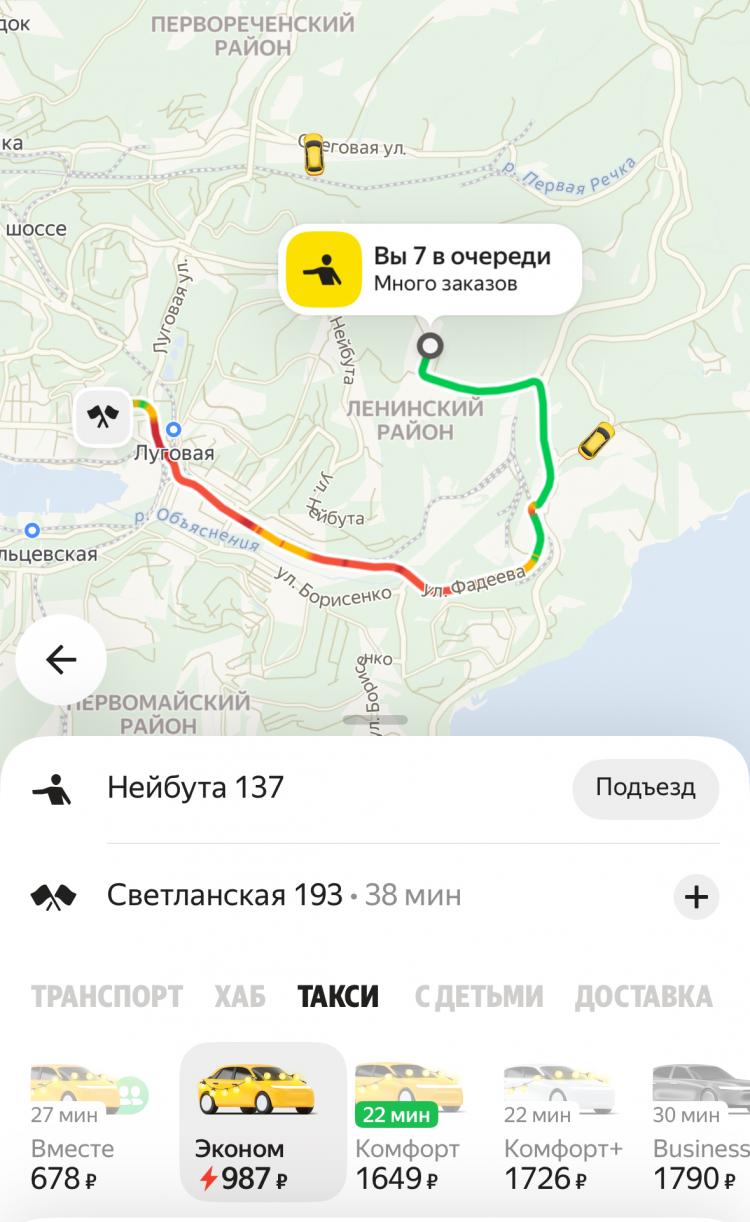 Владивосток встретил первый рабочий день 2026 года максимальными заторами По данным сервиса Яндекс город сковали 10 балльные пробки и очереди на такси движение практически парализовано на Чуркине Тихой Русской Луговой в центре и на проспекте 100 летия Владивостока Ситуацию осложняют гололедица снежный накат и многочисленные ДТП На фоне дорожного коллапса резко взлетели и цены на такси стоимость поездок увеличилась в несколько раз Так добраться от железнодорожного вокзала до аэропорта в утренний час пик стоило от 3 тысяч рублей в тарифе эконом что сравнимо с ценой билета на поезд до Хабаровска Высокий прайс обусловлен не только спросом но и дефицитом машин многие водители отказались выходить на линию опасаясь аварий и заснеженных дворов С серьезными задержками работает и общественный транспорт из за чего на остановках скопились очереди