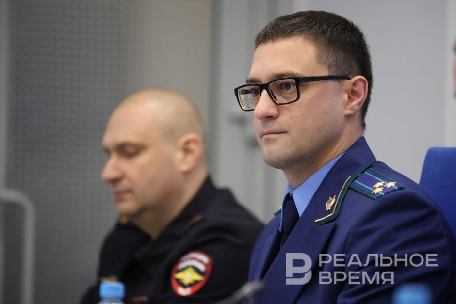 Это не поблажка зампрокурора Татарстана озвучил подходы к наказанию таким досудебщикам как Камаев Тимур Нуриев заявил что реальное лишение коррупционера свободы не является целью государства Сегодня заместитель прокурора Татарстана Тимур Нуриев озвучил позицию надзорного ведомства к наказанию коррупционеров досудебщиков вероятно отвечая на ряд комментариев о позиции гособвинения по наказанию для бывшего главы Тукаевского района Фаила Камаева Если человек уличенный в коррупции идет на сделку со следствием и возмещает причиненный ущерб это не поблажка это инструмент который работает в интересах государства и общества В первую очередь потому что раскрывает не эпизод а систему Сотрудничество дает следствию доказательства имена схемы цепочки отметил зампрокурора республики Подпишитесь на Реальное время в МАХ Telegram Дзен