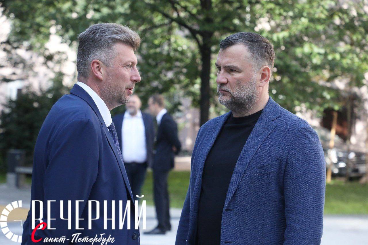 На Невском проспекте открылся сквер в честь композитора Соловьева Седого Территория преобразилась в рамках программы Формирование комфортной городской среды при поддержке губернатора Александра Беглова В сквере создали силуэт скрипичного ключа пешеходные дорожки выполнили в виде клавиш фортепьяно а в полимерном покрытии можно разглядеть силуэт рояля На территории сквера установлена новая детская площадка малые архитектурные формы и уличная мебель Проведено дополнительное озеленение В церемонии открытия приняли участие вице губернатор Петербурга Евгений Разумишкин и врио главы администрации Центрального района Максим Романцов Невский проспект между домами 148 и 150 Фото Александр Глуз Вечерний Санкт Петербург