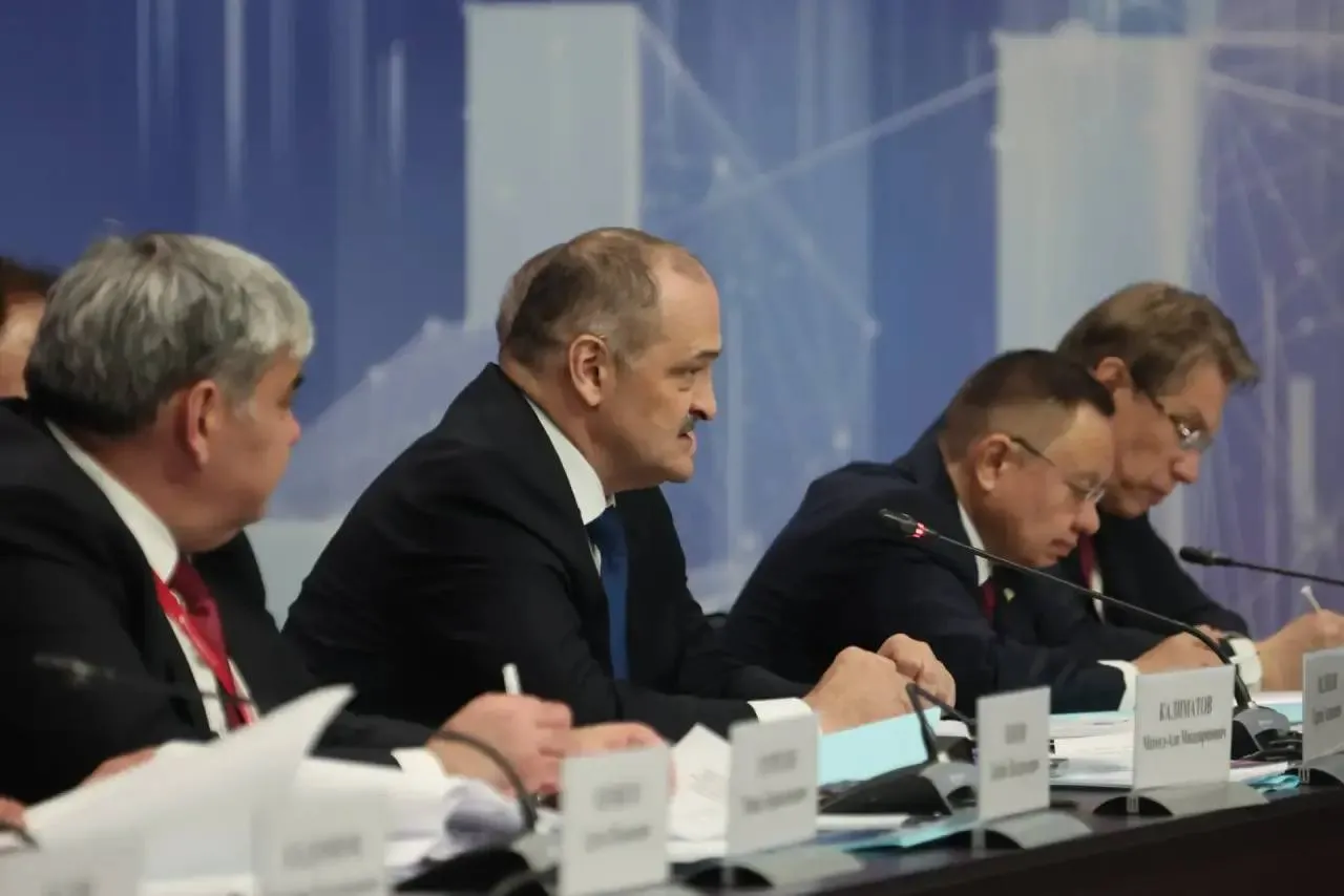 Из бюджета Дагестана выделено 400 млн рублей на выплаты и помощь пострадавшим Об этом сказал Сергей Меликов на заседании Правкомиссии по вопросам социально экономического развития СКФО   Уже выплачено 345 5 млн На счета благотворительных фондов поступило более 1 млрд рублей В первую очередь помощь получат семьи участников СВО инвалиды многодетные и малоимущие   Отдельно глава республики поблагодарил вице губернатора Оренбургской области Александра Полухина за передачу опыта ликвидации наводнений а также Сбербанк за организацию работы в пунктах временного размещения и отмену комиссий за переводы Сергей Меликов заверил что ситуация под контролем а все усилия направлены на адресную помощь гражданам Несмотря на ЧС республика не снижает темпов реализации проектов по строительству водоснабжения очистных сооружений объездных дорог и социальных объектов Читать нас в МАХ