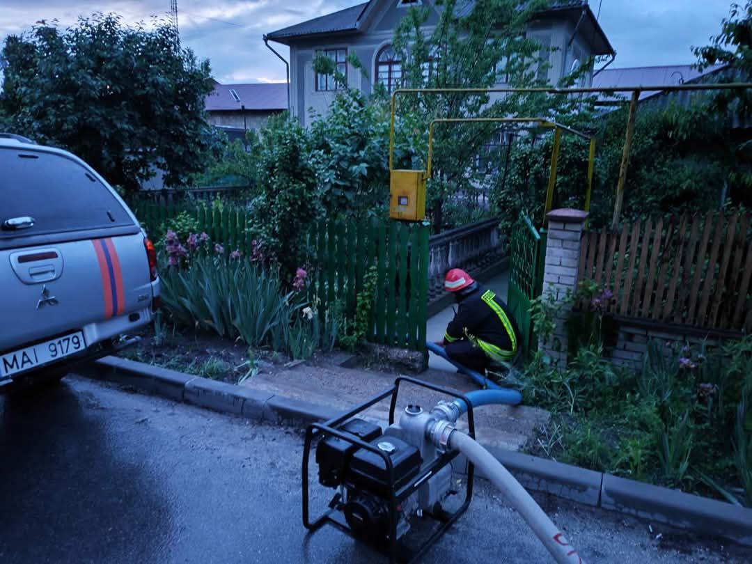 Спасатели Молдовы ликвидируют затопления и поваленные деревья В результате сильных ливней, прошедших по стране 28–29 мая, спасатели и пожарные экстренно выезжали на вызовы в 16 случаях. Основные работы касались откачки воды из дворов, подвалов и жилых участков, а также удаления деревьев, поваленных ветром. В нескольких населённых пунктах были повреждены местные дороги, а в Фалештах оказались затоплены 7 хозяйств.