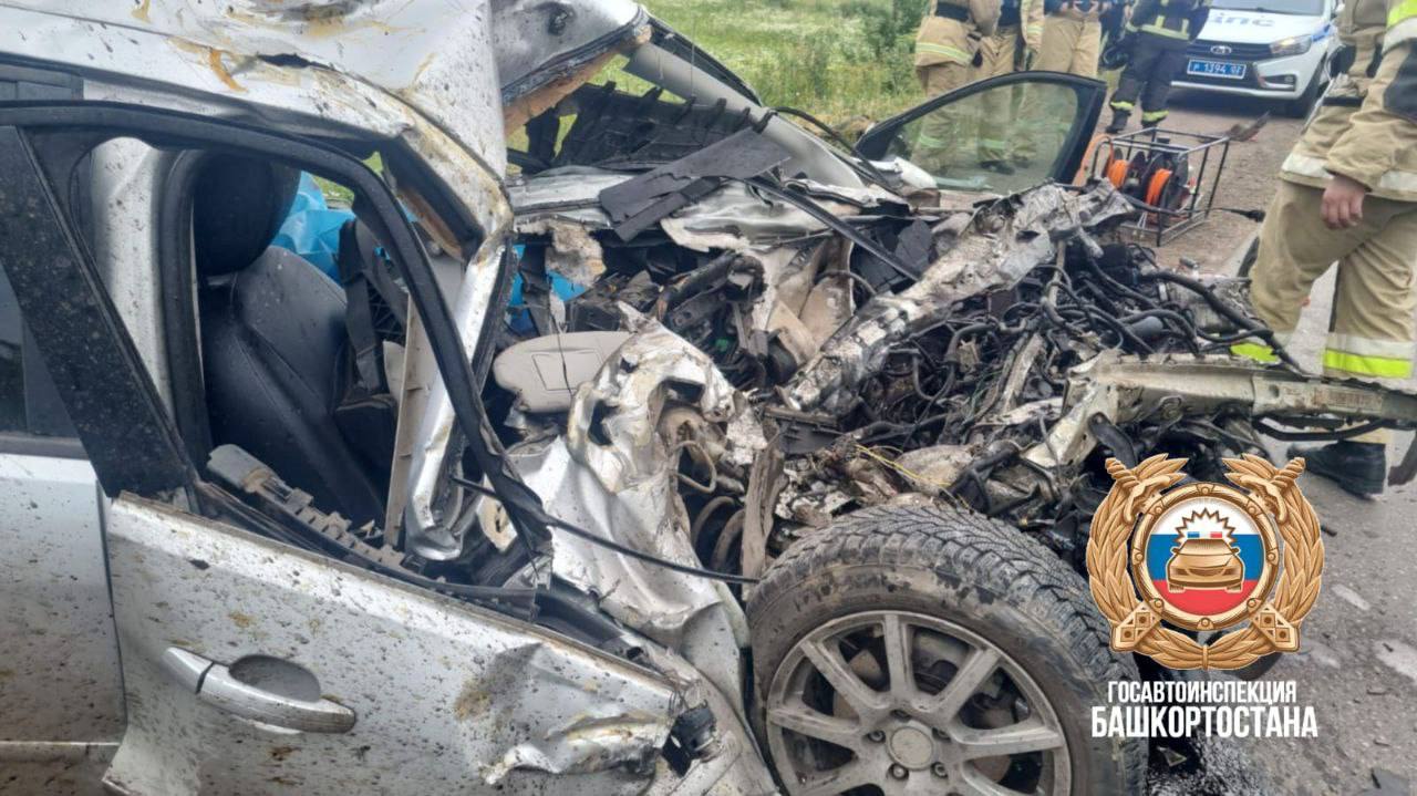 В Уфе произошло смертельное ДТП Сегодня утром на Миловском шоссе в Уфе произошла авария. 27-летний водитель автомобиля «Форд Фокус», двигавшийся из Демы в сторону Затона, столкнулся со встречным КамАЗом под управлением 66-летнего водителя. В результате происшествия водитель легкового автомобиля погиб до приезда скорой помощи. На месте работают сотрудники Госавтоинспекции и экстренные службы. Подробности ДТП уточняются.
