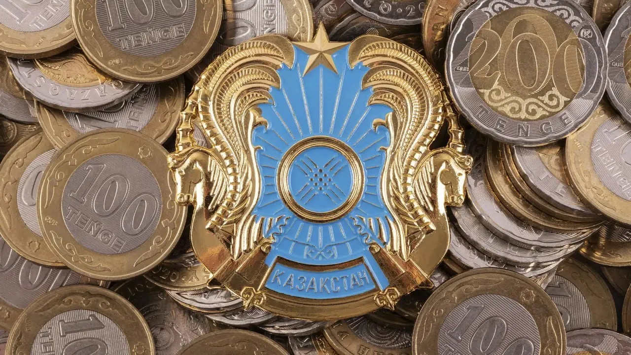 Внешний долг Казахстана увеличился до 182 млрд установив рекорд по темпу роста за последние 17 лет За год он вырос на 17 2 млрд или на 10 4 Но цифры увеличились не только по общим направлениям но и по ключевым показателям В частности отношение внешнего долга к ВВП с учетом межфирменной задолженности выросло с 56 6 до 59 4 без ее учета с 25 3 до 30 1 Также усилилась нагрузка на экспортные доходы Соотношение долга к годовому экспорту товаров и услуг увеличилось с 182 7 до 201 7 с учетом межфирменной задолженности или с 81 6 до 102 без нее