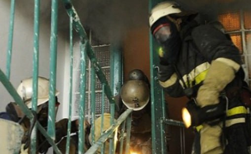 Женщина пострадала при пожаре в пятиэтажном доме на улице Краснозвёздной в Воронеже Возгорание в двухкомнатной квартире расположенной на втором этаже произошло накануне вечером 23 февраля При пожаре были повреждены комната балкон и натяжной потолок Кроме того распространившийся огонь повредил деревянную обшивку стены и остекление балкона этажом выше В одной из комнат также пострадал натяжной потолок Из горящего дома самовыводом были эвакуированы четыре человека При пожаре пострадала женщина проживающая на четвёртом этаже Её доставили в ОКБ 1 vrn aif ru incidents fire ogon perekinulsya so 2 na 3 etazh zhenshchina postradala pri pozhare v voronezhe aifvrn