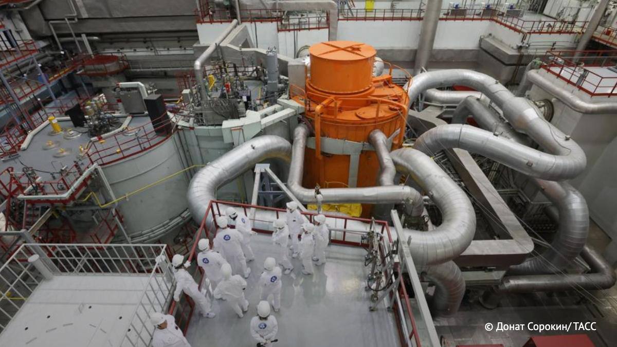 В РФ создали топливо для ядерных реакторов будущего  Об этом рассказал лауреат Национальной премии в области будущих технологий Вызов 2025 года заместитель гендиректора ВНИИНМ Скупов Ученым удалось решить все задачи связанные с созданием первой в мире технологии производства смешанного уран плутониевого топлива Фото и информация ТАСС знаниевгороде