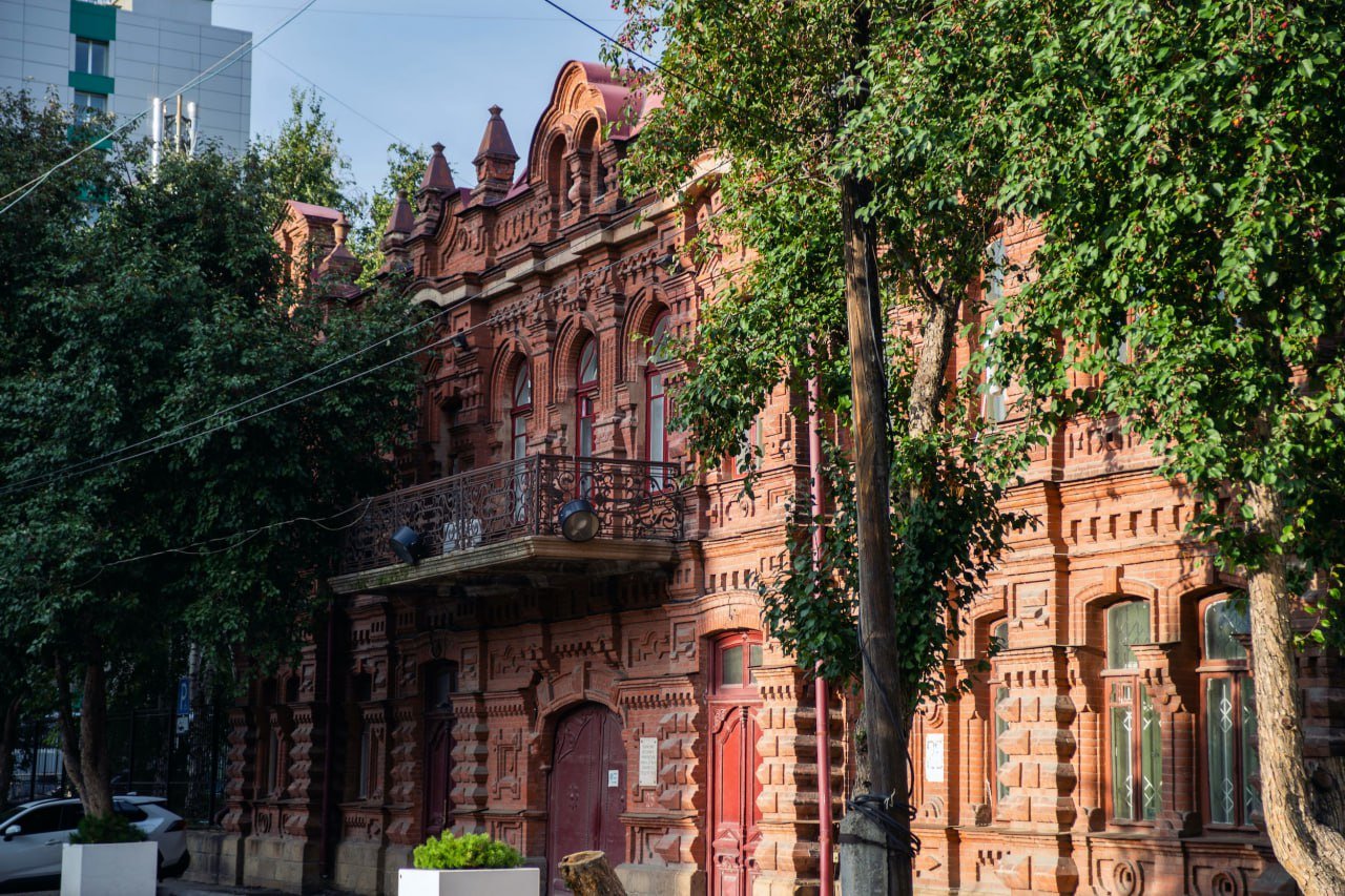 На реставрацию самого красивого купеческого особняка в Челябинске выделено более 245 миллионов рублей  Министерство строительства и инфраструктуры Челябинской области объявило поиск подрядчика для выполнения ремонтных работ. По техническому заданию подрядчик должен будет обновить не только фасад особняка, но и двери, окна, а также системы водоснабжения, водоотведения, вентиляции и отопления.   Важной частью модернизации станет установка автоматических систем пожаротушения, сигнализации и видеонаблюдения, а также благоустройство прилегающей территории. Работы начнутся с даты подписания контракта и должны быть завершены до 30 апреля 2026 года.  Об этом здании агентство Полит74 подробно рассказывало в масштабном проекте «Дома, которые никто не видит». Его реализовал челябинский фотограф Дмитрий Куткин.