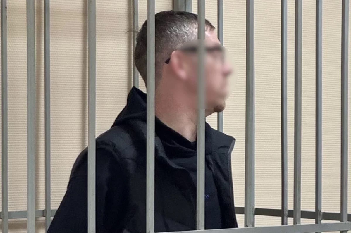 В Калининграде взят под стражу «смотрящий» за областью. «Акценты Кавказа» сообщают, что полиция Калининградской области РФ задержала уроженца Ставрополья Алексея Белова, который находился в федеральном розыске. Мужчину арестовали по обвинению в вымогательстве и занятии высшего положения в преступной иерархии, уточняет «АиФ-Калининград» со ссылкой на Центральный районный суд. Следствие установило, что 18 февраля 2024 года подозреваемый организовал собрание представителей криминальной среды Калининградской области, где был наделён неформальном статутом «смотрящий» за регионом. «Он разрешал конфликты, проводил сходки авторитетов и организовывал поставки продуктов и предметов первой необходимости для осуждённых в колонии», — передают «Акценты Кавказа». Белов также обвиняется в вымогательстве. По версии следствия, в ноябре 2024 года он вместе с сообщником вымогал у нескольких жителей Калининграда в общей сумме порядка 2 млн рублей. В одном из случаев двоим жертвам грозили компроматом: обещали рассказать, что те якобы готовились к совершению преступления в отношении знакомых. Суд указал, что арестованный не работает, а также не имеет регистрации и постоянного места жительства. Белов находился с 28 декабря 2024 года в межгосударственном розыске, 16 апреля 2025 года ему заочно было предъявлено обвинение, после чего мужчину задержали калининградские правоохранители.