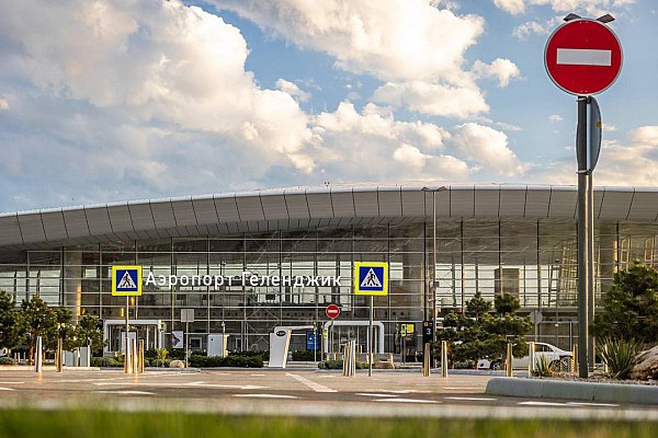 Аэрофлот открыл продажу билетов на регулярные рейсы России между Санкт Петербургом и Геленджиком Аэрофлот открыл продажу билетов на регулярные рейсы между Санкт Петербургом и Геленджиком Полеты будет осуществлять авиакомпания Россия Об этом сообщает AVIA RU Как рассказали в компании прямые рейсы из Северной столицы на популярный курорт Краснодарского края будут выполняться в летнем сезонном расписании начиная с 29 марта 2026 года Частота полетов пять раз в неделю 19 сентября 2025 года Аэрофлот возобновил воздушное сообщение между Санкт Петербургом и Краснодаром а с 10 октября на данном направлении были добавлены рейсы авиакомпании Россия aviaru net n291231