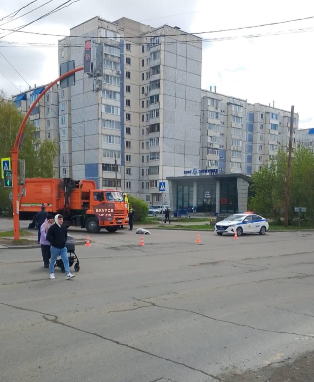 Мусоровоз насмерть сбил пешехода на пересечении улицы Попова и Павловского тракта в Барнауле, сообщают в соцсетях. По информации очевидцев, погибшему мужчине на вид около 60 лет. Его тело накрыли простыней. Фото: "В курсе 22"