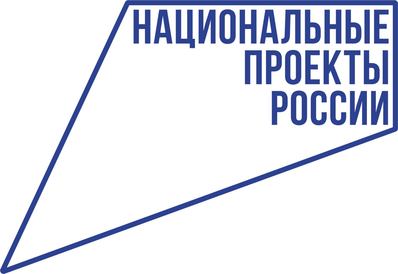 В Шовхал Бердинском СДК прошёл вечер отдыха Чеченская женщина гордость нации 18 сентября 2025 года в филиале 32 Шовхал Бердинском сельском Доме культуры состоялся вечер отдыха Чеченская женщина гордость нации Организатор мероприятия заведующий СДК И С Хангериев Вечер был проведён в рамках национального проекта Семья направленного на сохранение духовных и культурных ценностей укрепление роли женщины в воспитании подрастающего поколения и развитии общества Участники мероприятия говорили о том что чеченская женщина во все времена была символом силы мудрости и нравственной чистоты На сцене звучали стихотворения и песни посвящённые матерям и дочерям гор демонстрировались театрализованные постановки показывающие роль женщины в семейной и общественной жизни Особое внимание уделили рассказам о знаменитых чеченках оставивших яркий след в культуре науке и общественной деятельности Молодёжь с интересом слушала выступления старших женщин которые делились своим жизненным опытом советами о воспитании детей и сохранении традиций Женщина это хранительница семейного очага пример стойкости и добродетели От её мудрости и силы во многом зависит будущее народа отметил заведующий СДК И С Хангериев Вечер завершился дружеским чаепитием в ходе которого участники в неформальной обстановке продолжили беседу о ценностях семьи и роли женщины в современном обществе Справка Национальный проект Семья реализуется с 2025 года Его основная цель поддержка родительства и материнства укрепление института семьи сохранение культурных традиций В рамках проекта в сельских Домах культуры проводятся мероприятия подчеркивающие значимость женщин как хранительниц духовного и нравственного наследия