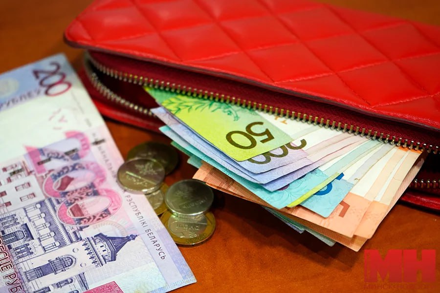 Реальные денежные доходы белорусов выросли в январе — мае на 10,5 %. В общем объеме денежных доходов оплата труда заняла 66 %, трансферты населению пенсии, пособия, стипендии и другие трансферты населению — 22,2 %, доходы от предпринимательской и иной деятельности, приносящей доход, — 7,3 %, доходы от собственности и прочие доходы — 4,5 %. «Минск-Новости» MINSKNEWS.BY Telegram Viber FB VK Inst TikTok YouTube