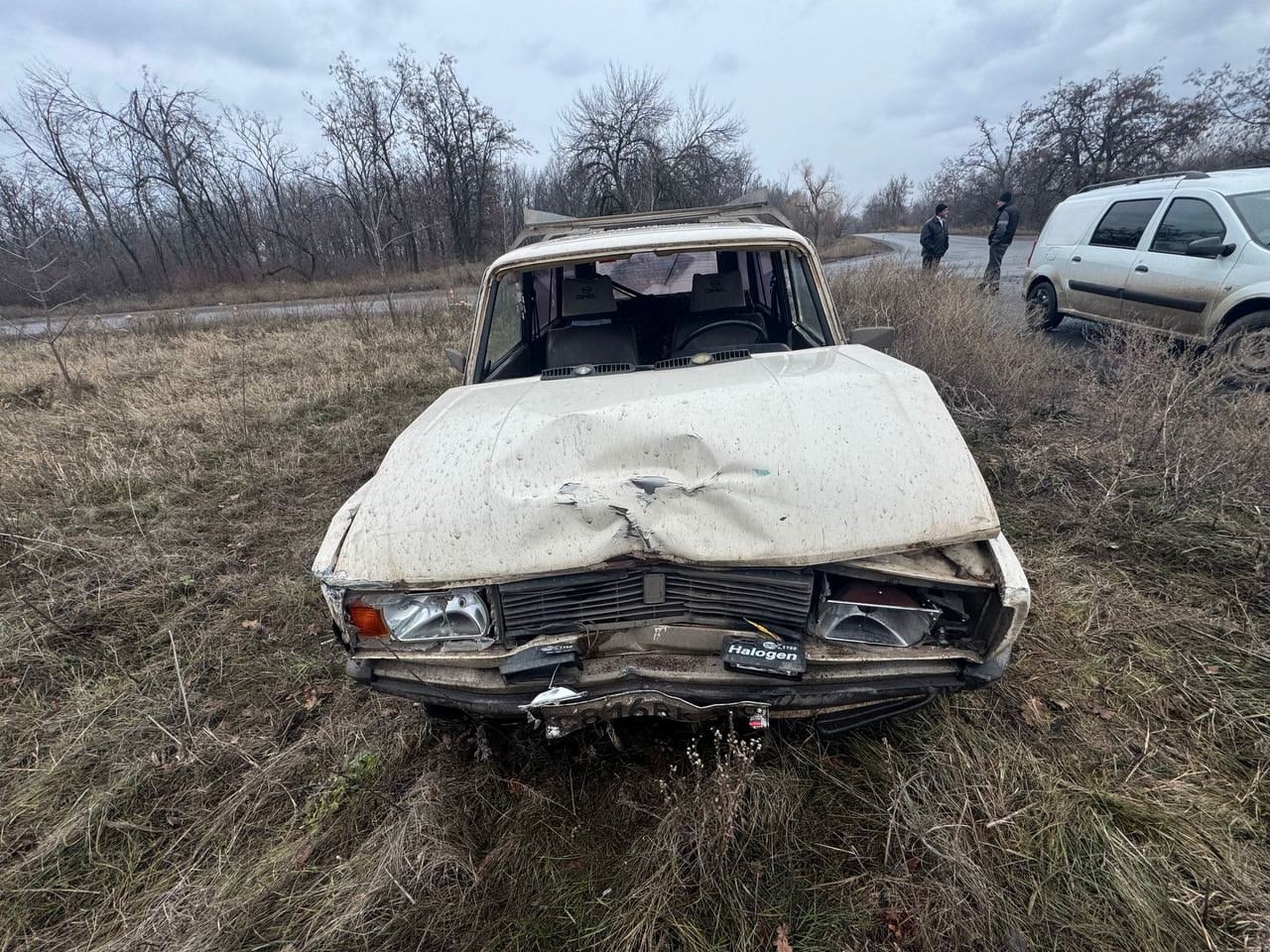 Полицейские установили обстоятельства ДТП в Горловке    22 декабря в 10:20 в Калининском районе Горловки произошло дорожно-транспортное происшествие, в результате которого водители двух транспортных средств получили телесные повреждения.    Полицейские установили, что 36-летний водитель автомобиля ВАЗ-2104, двигаясь по ул. Калашникова со стороны ул. Узловская в направлении ул. Беляева, не предоставил преимущество в движении автомобилю ВАЗ-2109, в результате чего произошло столкновение транспортных средств.   В результате ДТП водители двух автомобилей получили телесные повреждения и были доставлены в приемное отделение ГБ № 2 г. Горловки.    Госавтоинспекция призывает граждан строго соблюдать ПДД, а также выполнять требования дорожных знаков и разметки!