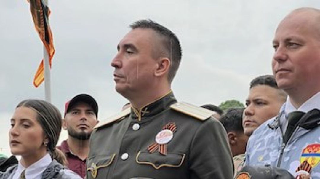 В Венесуэле 15 мая тихо арестовали Романа Фроленко, президента Российско-Венесуэльской торговой палаты и, предположительно, полковника ВС РФ. Причиной стал конфликт полковника с российскими дипломатами. Посол Сергей Мелик-Багдасаров обвинял его в узурпировании официальных контактов с правительством Николаса Мадуро. Фроленко, по ряду сообщений, встречался с боливарианскими чиновниками и дипломатами, давал интервью в прессе и, ожидаемо, затмил, отодвинул ленивых посольских из МИДа. Многие вопросы сотрудничества Москвы и Каракаса латиноамериканцы предпочитали решать через него. Он также переел российскому МИДу плешь, появляясь в форме и в компании казаков с церемониальным оружием на открытии памятников и венесуэльских госпраздниках.